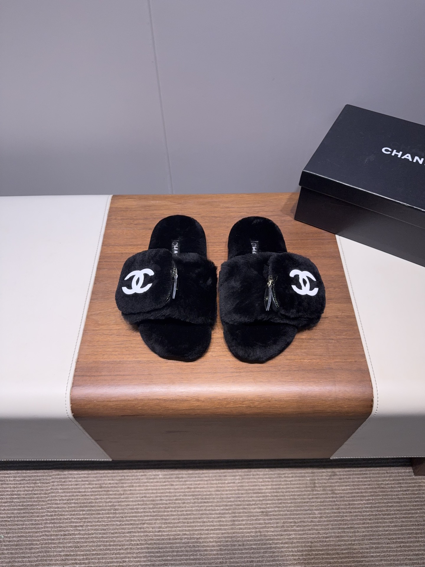 NO:647961,* | Xiaoxiang 25 2025 new autumn and winter products, classic models in the counter, Xiaoxiang double C wallet furry slippers series are new. This furry slippers are really cute ~ soft and fluffy fur, comfortable and warm feet! It is casual and lazy with socks in autumn and winter. The upper feet are really good-looking and fashionable! So beautiful and beautiful! The touch is delicate, soft and silky. The upper is made of original imported wool, the lining is wool, and the sole is original customized rubber outsole:  35-40 (40 non-refundable) Extremely cost-effective, no bargaining. Furry shoes and slippers, slippers, wallets, socks19860909* | 小香 25 2025 秋冬新品 专柜经典款 小香双C钱包毛毛拖鞋系列上新 这款毛拖真的是真太可爱了～ 柔软蓬松的毛毛,舒服暖脚! 秋冬搭配袜子休闲又慵懒 上脚真的好看又时髦!美腻美爆了!手感细腻柔软丝滑 鞋面采用原版进口羊毛 内里垫脚羊毛 鞋底原版定制橡胶大底 : 35-40（40不退换） 极致性价比,不议价.,毛毛鞋拖鞋,slippers,wallets,socks,Women's Shoes