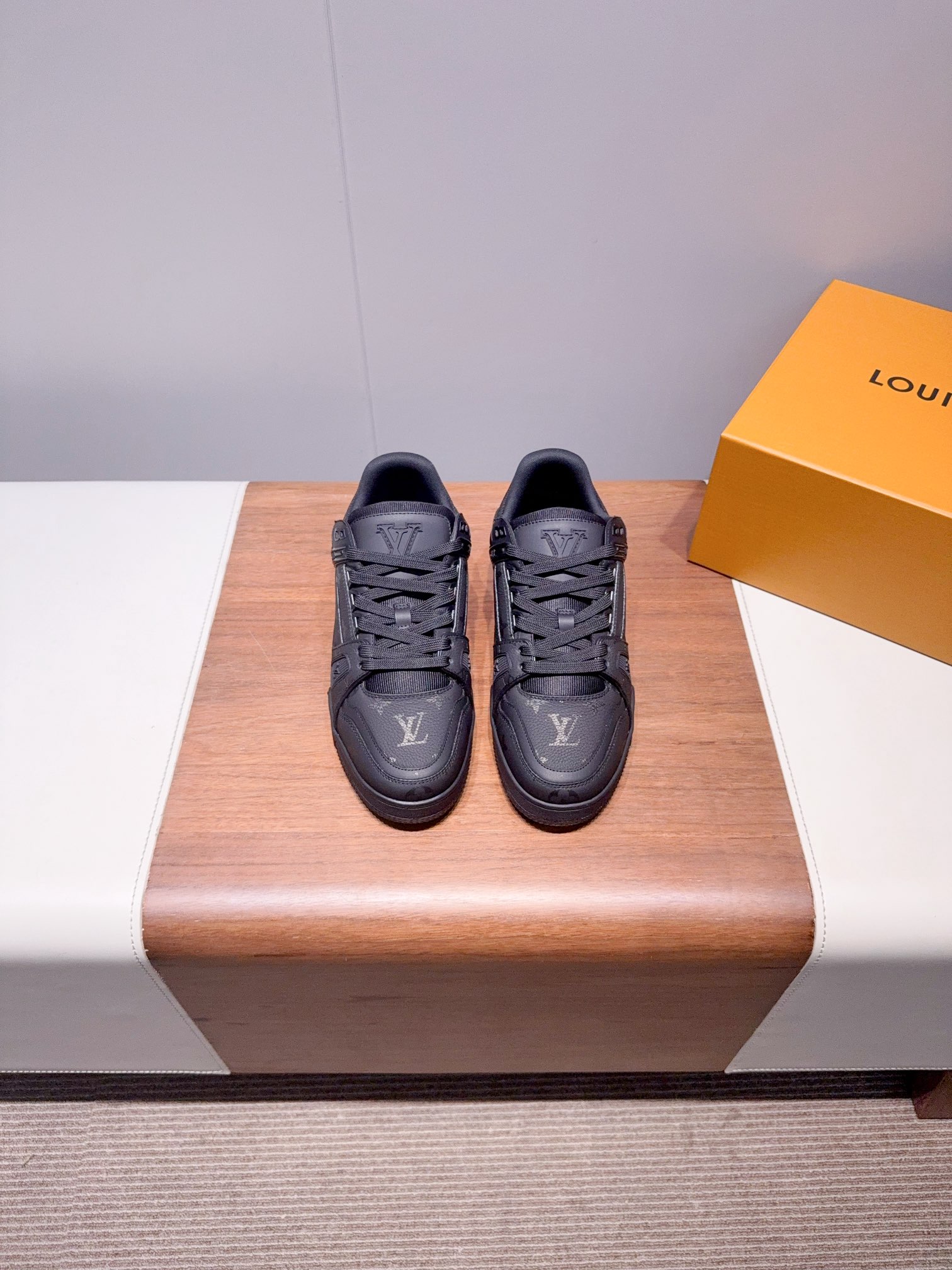 NO:467520,25 Print Series New Colors Donkey Brand L Home Embossed Couple Style Casual Sports Shoes Skateboard Shoes Original Purchase and Development Louis Vuitton x Tyler Cooperation Series Launches LV Trainer Sports Shoes, Continuing Virgil Abloh’s classic design based on retro basketball shoes. The cowhide upper is integrated with Craggy Monogram embossed and Louis Vuitton logo to show Tyler’s interesting reconstruction of Monogram patterns and brand elements. Exquisite packaging of the delivery counter Fabric: Original custom-made top layer cowhide Inner: Original custom breathable net Outsole: Original open-mode two-color TPU combination sole Sole thickness: 3CM: 35-46 (female 40, male 45.46 No return and exchange)  Extreme cost-effectiveness, no bargaining..., casual shoes/sports shoes, louis vuitton, louis vuitton, louis vuitton, louis vuitton, louis vuitton, sneakers, cowhide1986090925印花系列新配色 驴牌 L家 压花 情侣款 休闲 运动鞋 滑板鞋 原版购入开发 路易威登 x Tyler 合作系列推出 LV Trainer 运动鞋,延续 Virgil Abloh 基于复古篮球鞋创作的经典设计.牛皮革鞋面融入 Craggy Monogram 压纹和路易威登标识,展现 Tyler 对 Monogram 图案和品牌元素的趣味重构 配送专柜精美包装 面料: 原版定制头层牛皮 内里: 原版定制透气网里 大底: 原版开模双色TPU组合大底 底厚: 3CM :35-46(女40,男 45.46 不退换) 极致性价比,不议价..,休闲鞋/运动鞋,louis vuitton,louis vuitton,louis vuitton,louis vuitton,sneakers,cowhide,Women's Shoes