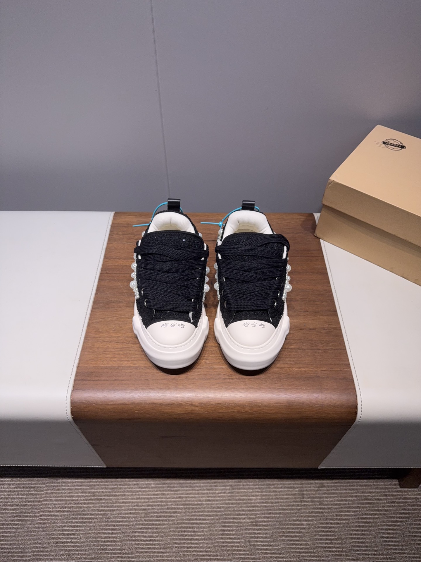 NO:747389,25SS Pearl Chain New Style Wu Jianhao xVESSEL SMILENC*牛之糖#Latest outsole, latest lining!  The upper is washed canvas, and the lining is cowhide~Mold customization combines the deconstructed style of the outsole. The toe box is full of photosensitive letters. The upper foot is incomparably beautiful. The increase in height also makes the legs slimmer!  Synchronize the complete package!  : 35-45 (women’s size 40 and men’s size custom-made, non-returnable) Extremely cost-effective, no negotiation. Casual shoes/sports shoes, sneakers, cowhide1986090925SS珍珠链新款 吴建豪 xVESSEL SMILENC*牛扎糖#最新大底,最新内里！鞋面水洗帆布,内里牛皮～开模定制组合大底解构风格 鞋头感光字母 细节满满 上脚无敌好看 增高还显腿细！ 同步全套包装！ : 35-45（女40男码定做不退换） 极致性价比,不议价.,休闲鞋/运动鞋,sneakers,cowhide,Women's Shoes