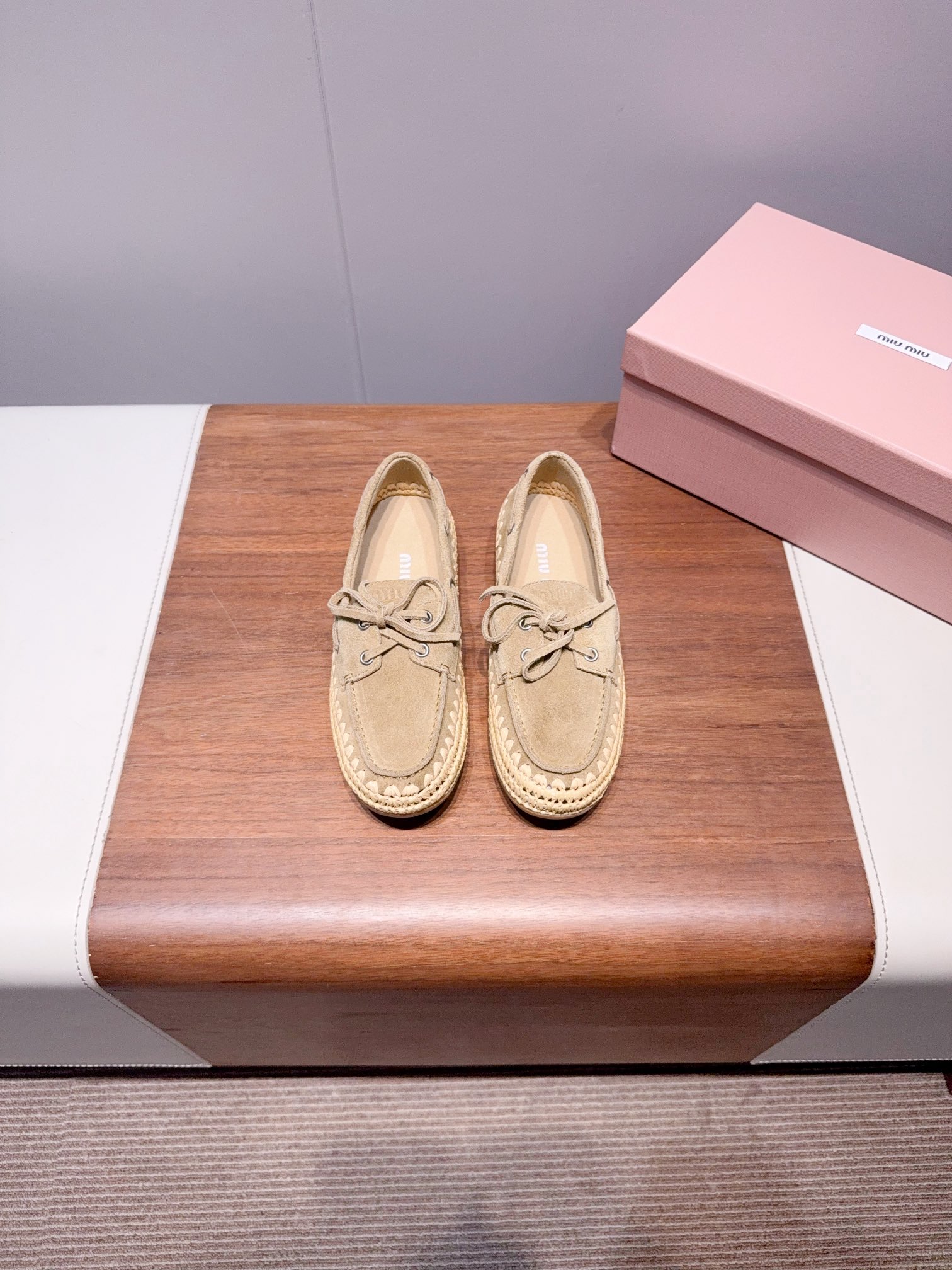 NO:467535,MIUMI* latest autumn and winter catwalks, loafers... A lot of celebrities and internet celebrities plant grass, and the most popular items with super high appearance. These years of old money styles are super, this loafers are no exception. The simple design concept is paired with the brand's classic logo as embellishment, which makes it look extremely simple!  Really make a pair of items that can be used regardless of age, occupation, or outfit. The leather is made of imported cowhide/woven. The inner mixed type of reverse velvet. Original private model outsole: 35-40 (40 no return or exchange) Extreme cost-effectiveness, no bargaining., loafers, miumiu, loafers, cowhide19860909MIUMI*秋冬最新走秀款 乐福鞋... 超多明星网红种草 秀款出镜率超高的单品 这几年老钱风穿搭超级 这款乐福鞋也不例外 简约的设计理念搭配品牌经典的logo做点缀显得格外极简！真的做到一双不分年龄不分职业不分穿搭都可以驾驭的单品 皮料选用进口牛皮/编织 内里混种反绒 原版私模大底 :35-40(40不退换) 极致性价比,不议价.,乐福鞋,miumiu,loafers,cowhide,Women's Shoes