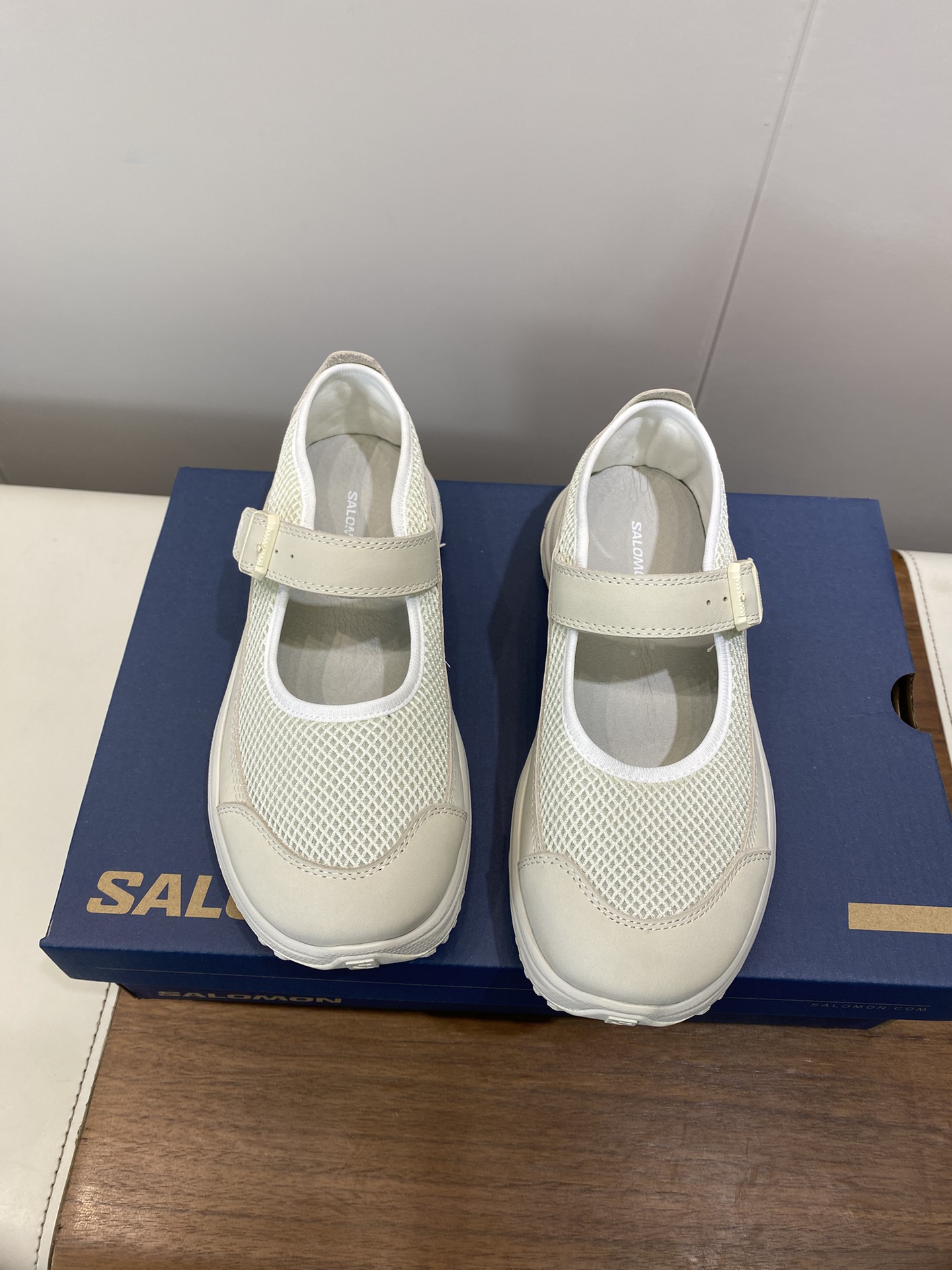 NO:680391,SALOMO* Salomon RX MARIE-JEANNE, comfortable and versatile Mary Jane shoes, lifestyle shoes!  This upper is made of a combination of high-quality full-grain leather and high-performance 3D mesh, which not only provides excellent breathability and comfort, but also the lightweight EVA midsole ensures a light feel on the foot. This shoe not only excels in portability, but also provides satisfactory comfort to enjoy outdoor activities. :35-40 (40 non-refundable) The ultimate cost-effectiveness, no bargaining., Mary Jane, mary jane19860909SALOMO*萨洛蒙RX MARIE-JEANNE舒适百搭 玛丽珍鞋 生活休闲鞋！ 这款鞋面采用高品质全粒面皮革和高性能3D网布的组合,不仅提供了出色的透气性和舒适度,而且轻质的EVA中底保证了足部的轻盈感. 这款鞋不仅在轻便性方面表现出色,同时也提供了令人满意的舒适性,尽情享受户外活动的乐趣. :35-40(40不退换) 极致性价比,不议价.,玛丽珍,mary jane,Women's Shoes