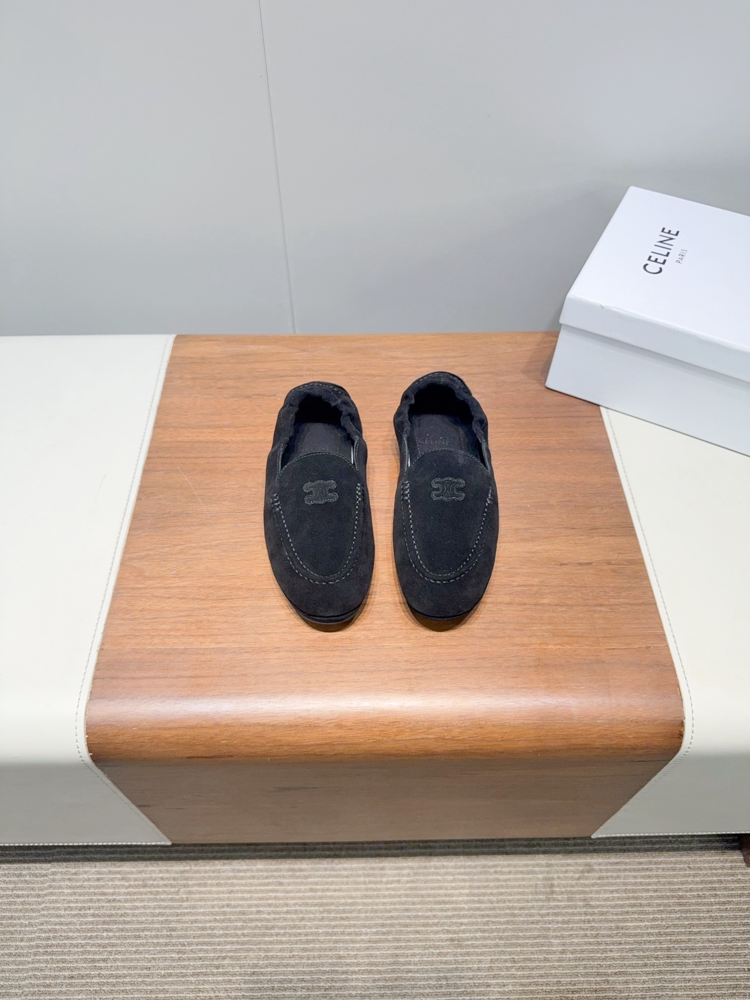 NO:467491,CELIN*/Celin 25ss/The new fairy style flat-sole casual shoes, single shoes, Mary Zhen Loafers~ Bloggers from all walks of life have shown up. Custom imported cowhide is super comfortable and soft, fashionable and can awaken the colorful summer. It is not picky at all and is very easy to match. Invincible and versatile. Just buy it (Y version developed custom elastic Yangjing, plaid version, midsole, sole is all Y version molded) Customized upper imported elastic Yangjing, inner lining imported crystal sheepskin, sole ZP molded sole: 35-40 (40 no return and exchange) Extreme cost-effectiveness, no bargaining., Loafers, celine, celine, loafers, mary jane, cowhide, sheepskin, sheep19860909CELIN*/赛琳25ss/专柜新款仙女风平底一脚蹬休闲鞋单鞋玛丽珍乐福鞋～ 各路博主纷纷亮出·定制进口牛皮超级舒适柔软,时髦得来又能唤醒夏日缤纷·一点都不挑人又非常好搭配·无敌百搭·买就对了（Y版开发定制弹力羊京、格版、中底、鞋底全部是Y版开模的） 鞋面定制进口弹力羊京 内里进口水晶绵羊皮 鞋底ZP开模塑型大底 :35-40(40不退换) 极致性价比,不议价.,乐福鞋,celine,celine,loafers,mary jane,cowhide,sheepskin,sheep,Women's Shoes