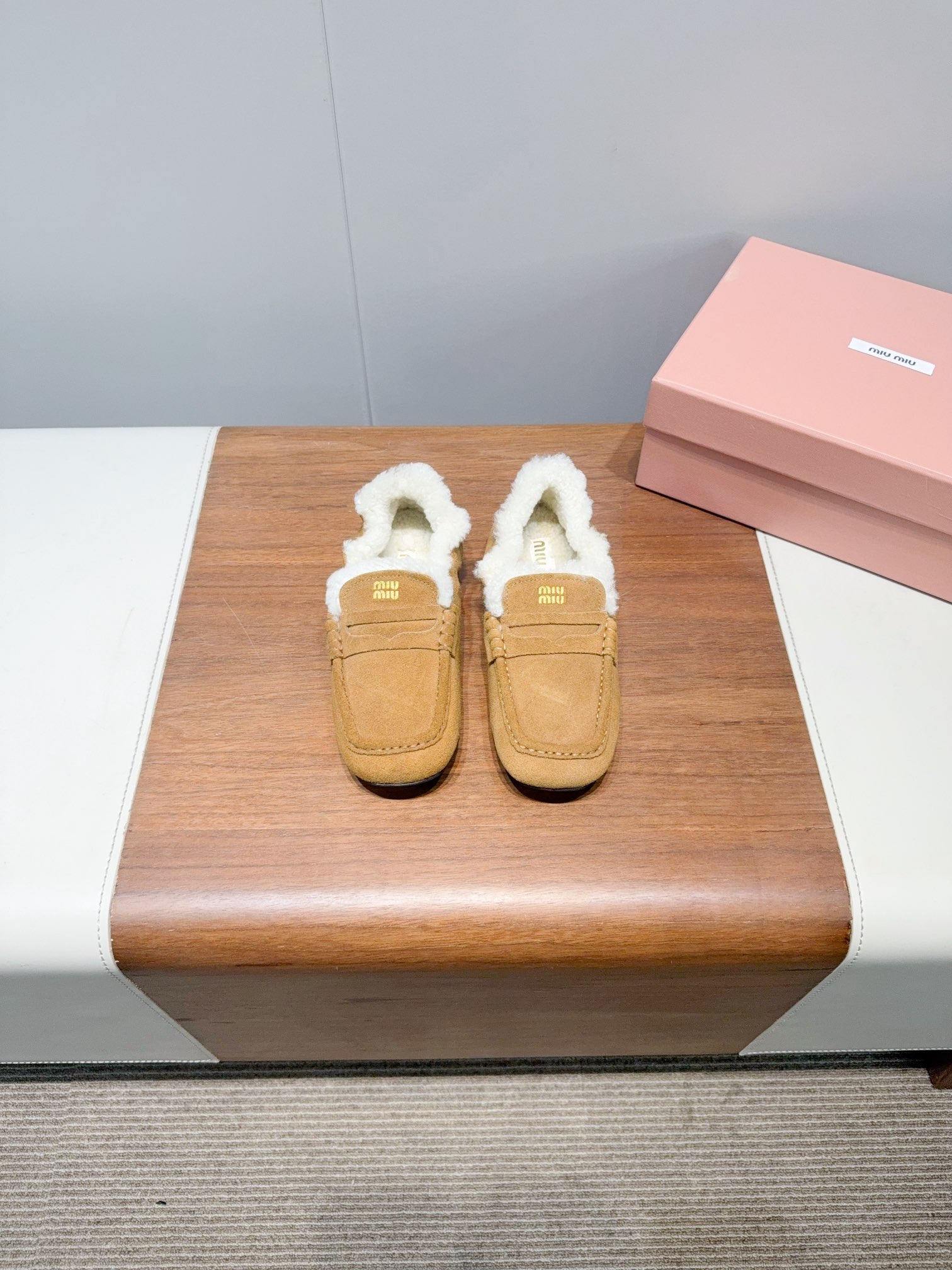 NO:467534,MIU MI*Miao Miao 25ss autumn and winter new style, one-foot lazy single shoes, the official autumn and winter new style, fashionable and versatile, salty and sweet, and not polished at all. Whether worn barefoot or socks, it will reduce age and be super invincible and versatile!  (ZP development) Custom imported cowhide Australian crypto wool inner wool sole counter sole: 35-40 (40 no return or exchange) Extreme cost-effectiveness, no bargaining., casual shoes/sports shoes, miumiu, sneakers, cowhide, socks19860909MIU MI*缪缪25ss秋冬新款一脚蹬懒人单鞋 官方秋冬季新款,时髦百搭·即可咸又可甜·一点也不磨脚·无论光脚穿还是搭配袜子穿都超级减龄 超级无敌百搭！（ZP开发） 鞋面定制进口牛皮澳洲加密羊毛 内里羊毛 鞋底专柜大底 :35-40(40不退换) 极致性价比,不议价.,休闲鞋/运动鞋,miumiu,sneakers,cowhide,socks,Women's Shoes