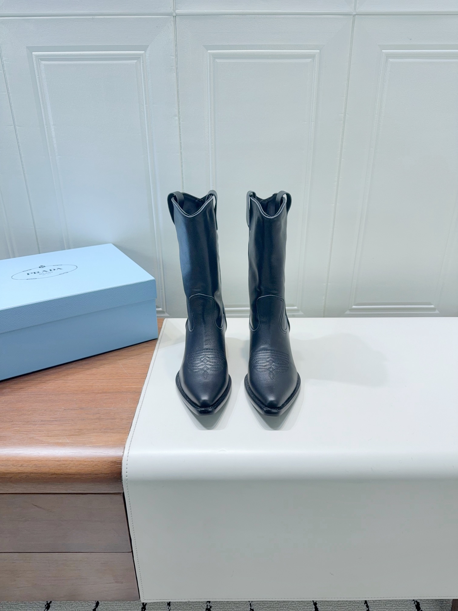 NO:467546,PRAD* Prada's classic pointed-toe boots Prada can be used in important occasions, fresh and a little noble feeling, the feet are perfect for making your legs look thin and elegant, this piece is just right to match. When worn with this shoe, it is elegant, generous, crystal clear, and various accessories materials are exclusively customized, making the original distance zero. The whole series is exciting and combined with unexpected elements, allowing you to appreciate the ever-changing style of Prada girls. : 35-41 (40.41 no return and exchange) Extreme cost-effectiveness, no bargaining., boots, prada, prada, boots19860909PRAD*普拉达”经典尖头靴 Prada能在重要场合用得上了,清新风带点小贵气的感觉,上脚非常完美显腿瘦气质这块刚好拿捏,穿搭配上此鞋,优雅大方晶莹透剔,各种配件材质,都是独家一比一定制,做到原版离距零,整个系列都令人兴奋意和外的元素结合,让你略领Prada女孩的百变风格. :35-41(40.41不退换) 极致性价比,不议价.,靴子,prada,prada,boots,Women's Shoes