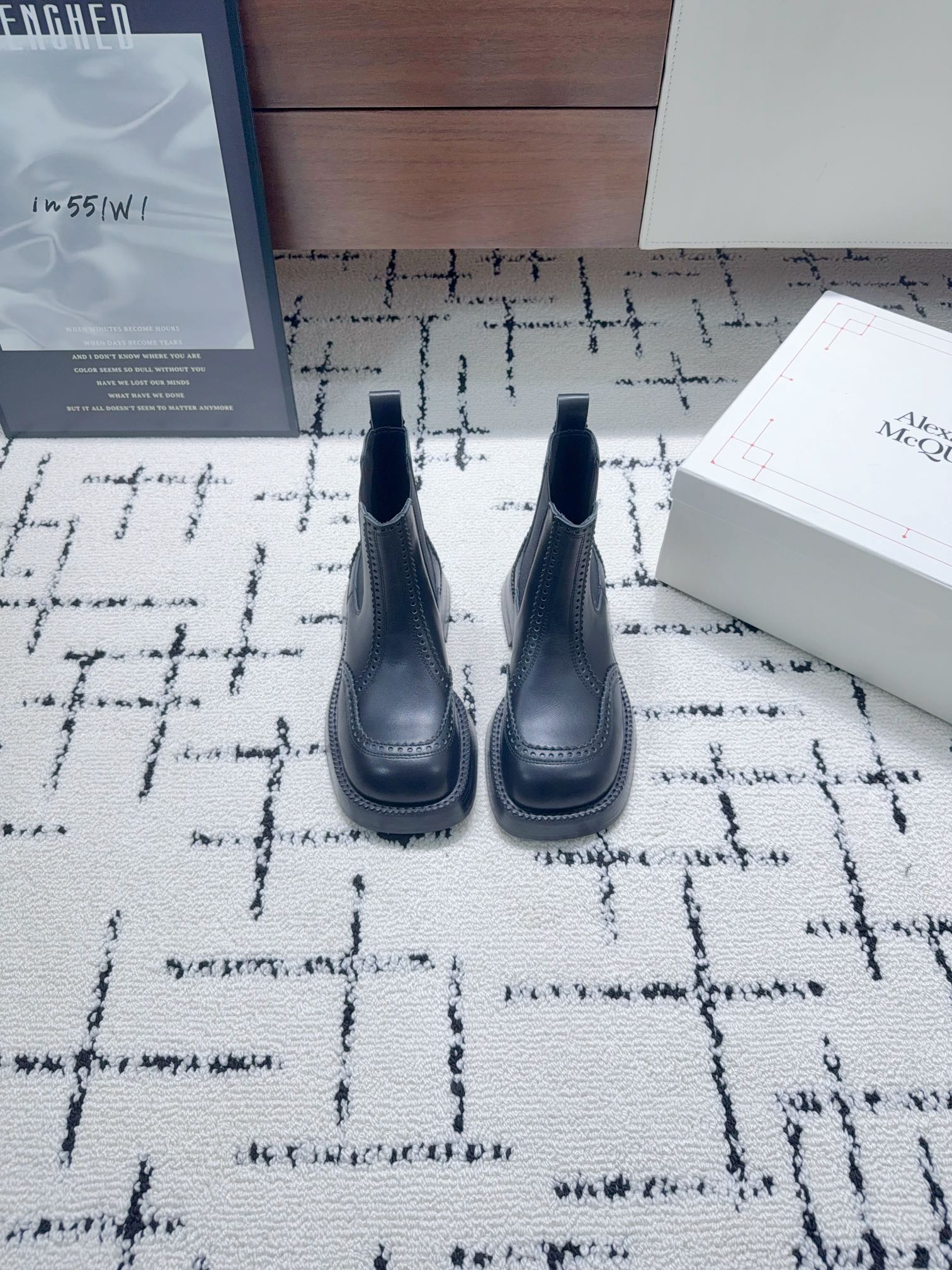 NO:467553,2025 McQueen's new Chelsea spring and autumn short boots!  Top version ALEXANDERMCQUE* genuine leather retro British style short boots original 1:1 replica counter is released simultaneously, AIexanderMcQUEEN classic logo design, using imported top layer cowhide, rubber non-slip and wear-resistant combination sole + 4Cm layer leather heel, imported sheepskin inner lining, comfortable and breathable, height-slimming artifact. Inner lining custom imported sheepskin fabric custom imported cowhide insole imported sheepskin. Color brown and black. : Women 35-40 (40 custom no return or exchange). Men 40-45 (45 custom no return or exchange). Extreme cost-effectiveness, no bargaining., Boots, alexander mcqueen, boots, cowhide, sheepskin198609092025麦昆新款切尔西春秋短靴！顶级版本 ALEXANDERMCQUE* 真皮复古英伦风短靴 原版1:1复刻专柜同步上新,AIexanderMcQUEEN经典标识设计, 采用进口头层牛皮,橡胶防滑耐磨 组合大底+4Cm层皮跟,进口羊皮内里, 穿着舒适透气,增高瘦腿神器. 内里订制进口羊皮 面料订制进口牛皮 鞋垫进口羊皮. 颜色棕色.黑色. :女35-40（40订制不退换）. 男40-45（45订制不退换）. 极致性价比,不议价.,靴子,alexander mcqueen,boots,cowhide,sheepskin,Women's Shoes