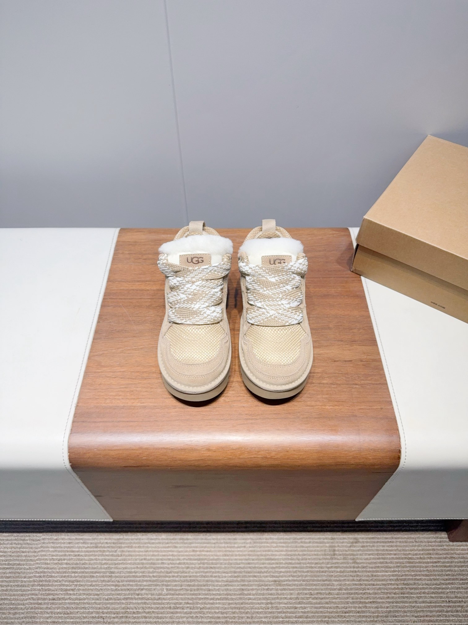 NO:467497,UGG's new autumn and winter style thick-soled casual style. As a leading brand, this new style also continues its usual concept of comfort. It is light and comfortable when worn on the feet, as if it is stepping on the clouds. Moreover, its soles are made of EVA material, which is non-slip and wear-resistant, and it is stable and stable whether you are walking or running. You no longer have to worry about being tired of walking!  In addition to comfort, the design of this new pair is also super stylish!  Simple lines and smooth tailoring can be matched with casual clothes and hold formal occasions. Moreover, the fluffy decoration on the upper is the finishing touch, making the whole pair look more cute and playful, and is definitely a must-have item for trendy girls!  :35-41 (40.41 no return or exchange) Extreme cost-effectiveness, no bargaining price., casual shoes/sports shoes, sneakers19860909UGG秋冬新款厚底休闲 作为的领军品牌,这双新款同样延续了其一贯的舒适理念,穿在脚上轻盈自在,仿佛踩在了云朵上一般. 而且,它的鞋底采用EVA材质,防滑耐磨,不管是走路还是跑步都稳稳当当的,再也不用担心走路累脚啦！ 除了舒适度,这双新款的设计也是超级时尚的！ 简约的线条和流畅的剪裁,既能搭配休闲装,也能hold住正式场合. 而且,鞋面上的绒毛装饰更是点睛之笔,让整双看起来更加可爱俏皮,绝对是潮女们的必备单品！ :35-41(40.41不退换) 极致性价比,不议价.,休闲鞋/运动鞋,sneakers,Women's Shoes