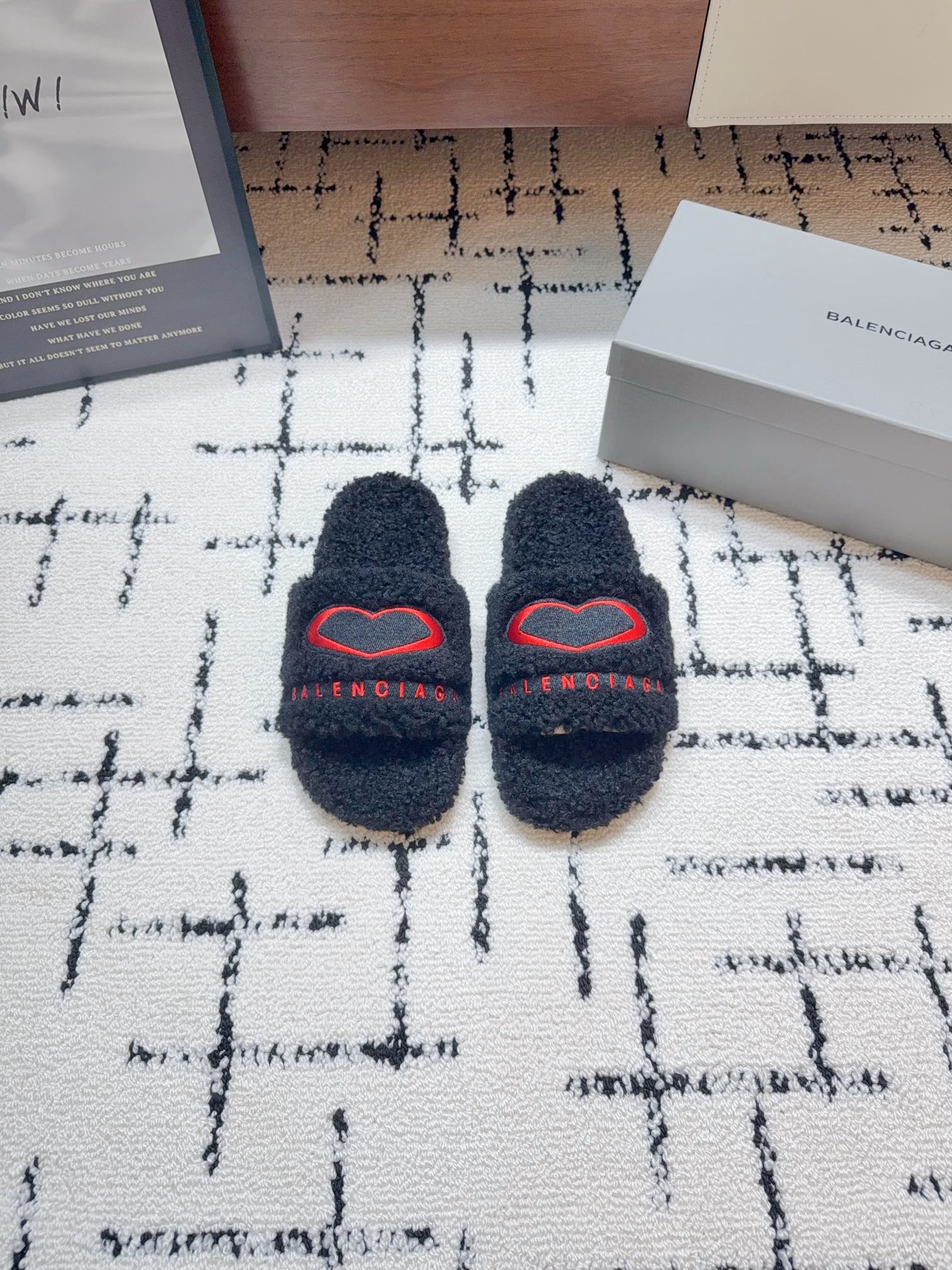 NO:467474,BALENCIAG*Balenciaga 25ss Autumn and Winter Trendy Products, Hair Drag, Upper Letter Pattern, Electric Embroidery Logo Embroidery Craft!  Full of high-end feeling!  Very beautiful on the feet, fabric sheep curl (very soft and comfortable) original sole, non-slip and wear-resistant sole, 2cm thick: 35-40, male 39-45 (female 40, male 45, male 45, uniform price, ultimate cost-effectiveness, casual shoes/sports shoes, balenciaga, balenciaga, sneakers19860909BALENCIAG*巴黎世家25ss 秋冬潮品 毛拖 鞋面字母图案、电绣徽标刺绣工艺！高级感满满当当！上脚特别漂亮 面料羊卷毛（非常柔软舒适） 鞋底原版防滑耐磨底 底厚2cm : 35-40 男39-45（女40、男45不退换） 男女统一价 极致性价比,休闲鞋/运动鞋,balenciaga,balenciaga,sneakers,Women's Shoes