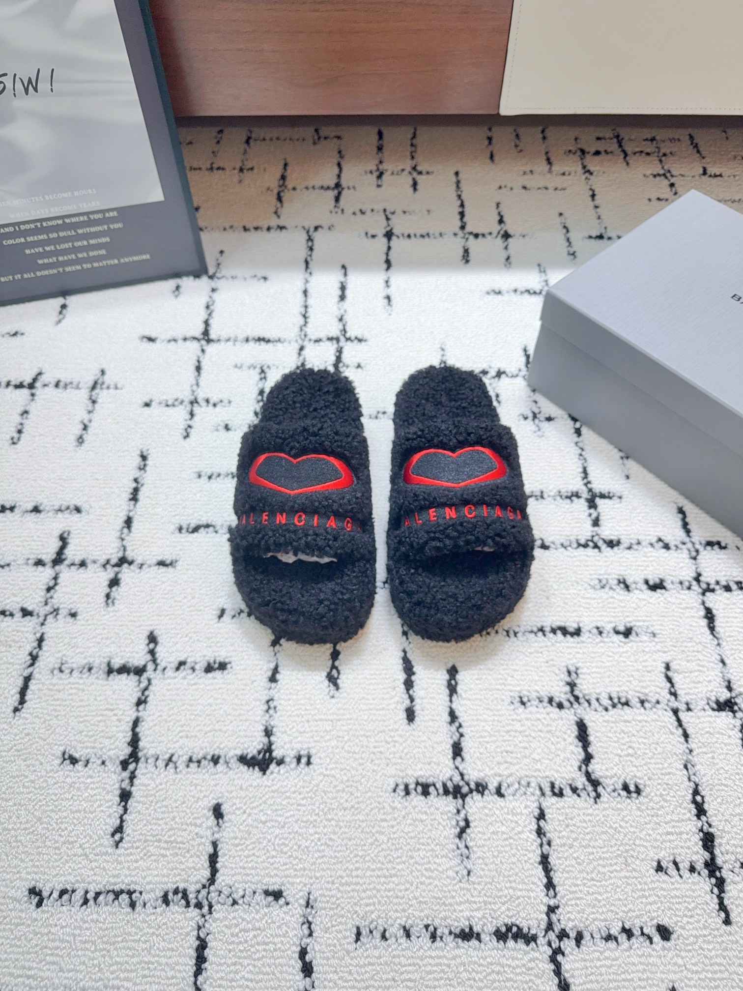 NO:467481,BALENCIAG*Balenciaga 25ss Autumn and Winter Trendy Products, Hair Drag, Upper Letter Pattern, Electric Embroidery Logo Embroidery Craft!  Full of high-end feeling!  Very beautiful on the feet, fabric sheep curl (very soft and comfortable) original sole, anti-slip and wear-resistant sole, 5cm thick, 35-41 (customized, non-return and exchange) Extreme cost-effectiveness, no bargaining., casual shoes/sports shoes, balenciaga, balenciaga, sneakers19860909BALENCIAG*巴黎世家25ss 秋冬潮品 毛拖 鞋面字母图案、电绣徽标刺绣工艺！高级感满满当当！上脚特别漂亮 面料羊卷毛（非常柔软舒适） 鞋底原版防滑耐磨底 底厚5cm 35-41（40、41定制不退换） 极致性价比,不议价.,休闲鞋/运动鞋,balenciaga,balenciaga,sneakers,Women's Shoes