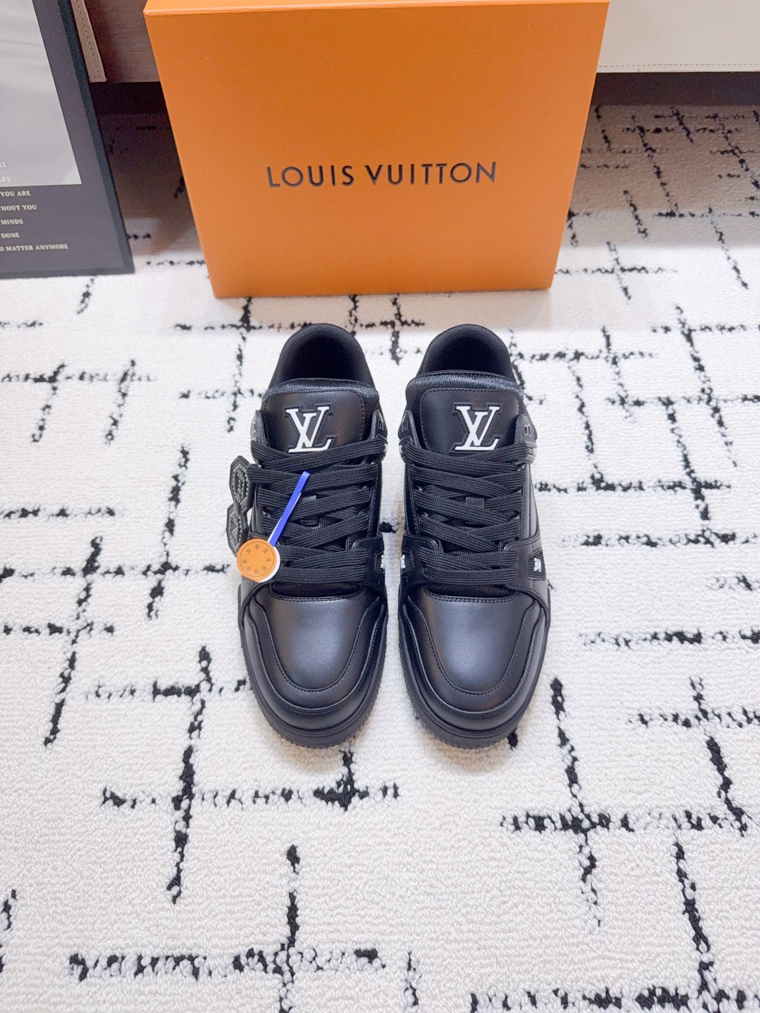 NO:467466,Certified 25SS Louis Vuit LVTRAINE sneakers Virgil Abloh macaron series draws inspiration from retro basketball shoes to create the popular LVTraine sneakers. This shoe is made of grained cowhide leather imprinted with smooth cowhide leather to create a new classic design. Exclusive custom cowhide 1:1 All edge cutting tips are processed and coated according to the original steps. Exclusive private mold Vuitton logo, shoelaces include NFC chips. Customized silky mesh. TPU is combined into a sole that is wear-resistant, non-slip, and yellow. The original mold opens the sole also hides Monogram flowers. The process is full-computer needle car pulling wire. Toe, back cover, hot and cold processing is fixed. Full set of pull-up sleeves. : 35-40 women 39-45 men (female 40.  Men's 45 no return or exchange) Extreme cost-effectiveness, no bargaining., casual shoes/sports shoes, louis vuitton, louis vuitton, sneakers, cowhide19860909已认证25SS  路易威LVTRAINE 运动鞋 Virgil Abloh 马卡龙系列从复古篮球鞋汲取灵感,打造备受青睐的LVTraine 运动鞋.此款鞋履为粒面牛皮革压印标志性Monogram 图案,与 光滑牛皮革共同成就新经典设计. 独家定制牛皮1:1 所有切边口都按照原版的步骤加工涂边 独家私模Vuitton 标识,鞋带 含NFC芯片 定制丝滑网里 TPU组合成底耐磨防滑防黄 原版开模大底也深藏着Monogram 花卉 流程全电脑针车拉线.鞋头,后套,冷热加工定型.全套拉帮套楦. : 35-40女 39-45男（女40. 男45不退换） 极致性价比,不议价.,休闲鞋/运动鞋,louis vuitton,louis vuitton,sneakers,cowhide,Women's Shoes