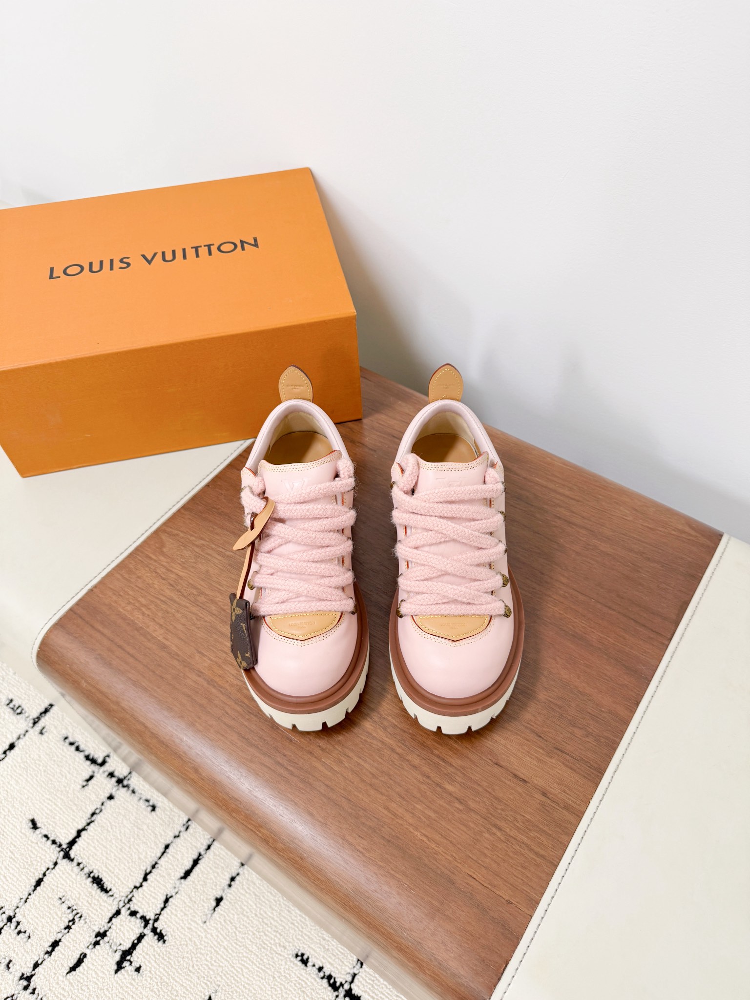 NO:493796,LOUIS VuITEEO* Louis Vuitton Lace-Soled Loafers Latest Derby Shoes This sponge cake thick-soled series is very exciting this year. It is worn with height-enhancing effect and fashion leading the absolute yyds!  Calfskin LV Remix derby draws inspiration from classic hiking boots, reimagines its proportions, and creates a fashionable and avant-garde outsole. The upper combines thick laces and hooks engraved with letters. The details are taken from Louis Vuitton leather products, especially the natural leather rear label with letter canvas key bells and yellow stitching. This shoe uses a thick rubber outsole. Upper calfskin inner foot pad sheepskin sole original open mold TPU rubber outsole heel height 5cm: women 35-40 (40 custom-made non-return and exchange). Men 40-45 (45 custom-made non-return and exchange). Extreme cost-effectiveness, no bargaining., casual shoes/sports shoes, louis vuitton, louis vuitton, louis  vuitton,loafers,boots,sneakers,cowhide,sheepskin19860909LOUIS VuITEEO*路易威登系带厚底乐福鞋最新款德比鞋 这款松糕厚底系列今年非常爆,穿上增高效果,和时尚的引领绝对的yyds！ 小牛皮LV Remix derby从经典登山靴中汲取灵感,重新构想其比例,打造出时尚前卫的轮廓.鞋面结合了厚鞋带和刻有字母花的钩子,细节取自路易威登皮革制品,特别是字母帆布钥匙铃和黄色缝线的天然皮革后标签.这款鞋采用了厚实的橡胶外底. 鞋面小牛皮 内里垫脚羊皮 鞋底原版开模TPU橡胶大底 跟高5cm :女35-40（40订制不退换）. 男40-45（45订制不退换）. 极致性价比,不议价.,休闲鞋/运动鞋,louis vuitton,louis vuitton,louis vuitton,loafers,boots,sneakers,cowhide,sheepskin,Women's Shoes