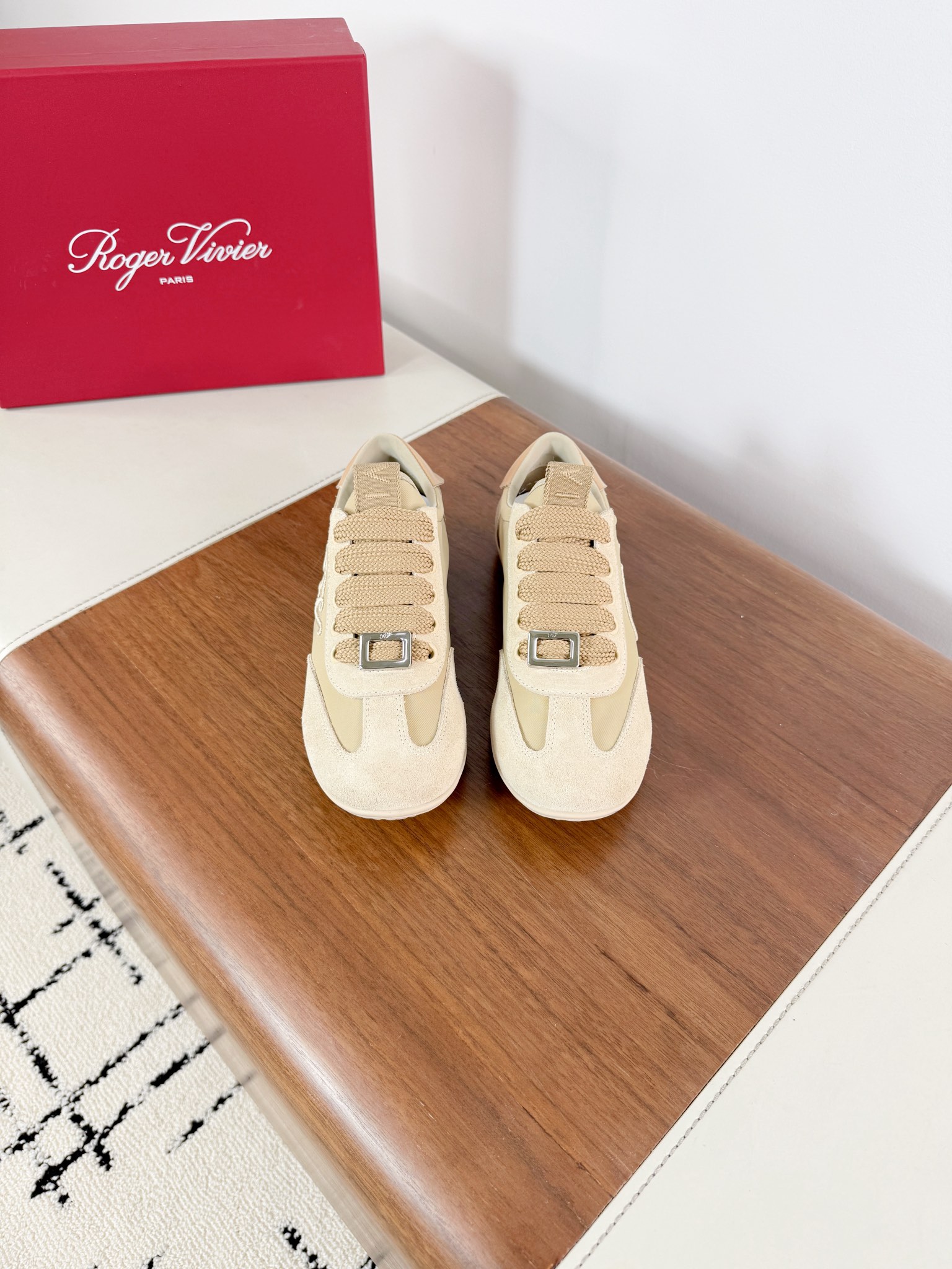 NO:614186,ROGER ViVIE* | RV25WF new square buckle casual moral training shoes continue to write a classic chapter with the new square buckle moral training shoes. It seamlessly connects retro style with modern trends and has become the focus of the fashion circle as soon as it is unveiled. The iconic square buckle is made of shining metal material. Simple and smooth lines outline an elegant silhouette. It is still as bright as new after years of baptism and becomes the finishing touch of the entire pair of shoes. Pair with simple jeans and a white shirt.  Create a casual yet sophisticated casual style. Wear it with an elegant floral skirt and stroll on the streets in spring. The retro romantic atmosphere is overwhelming. The fabric is made of original customized leather. The inner pads are all sheepskin. The original molded custom TPU outsole: 35-41 (40.41, custom-made is non-returnable). Extremely cost-effective, no bargaining., casual shoes/sports shoes, Roger  vivier,sneakers,skirts,jeans,shirts,sheepskin19860909ROGER ViVIE* | RV25WF新品方扣 休闲德训鞋 以新款方扣德训鞋续写经典篇章. 它将复古格调与现代潮流无缝衔接 一经亮相 便成为时尚圈的瞩目焦点. 标志性的方扣 以闪耀的金属材质打造 简洁流畅的线条勾勒出优雅轮廓 历经岁月洗礼仍璀璨如新 成为整双鞋的点睛之笔. 搭配简约的牛仔裤和白衬衫 营造出随性又不失精致的休闲风 穿上它搭配飘逸的碎花裙 漫步在春日街头 复古浪漫氛围扑面而来. 面料采用原版定制皮料 内里垫脚均为羊皮 原版开模定制TPU大底 :35-41（40.41 订制不退换）. 极致性价比,不议价.,休闲鞋/运动鞋,roger vivier,sneakers,skirts,jeans,shirts,sheepskin,Women's Shoes