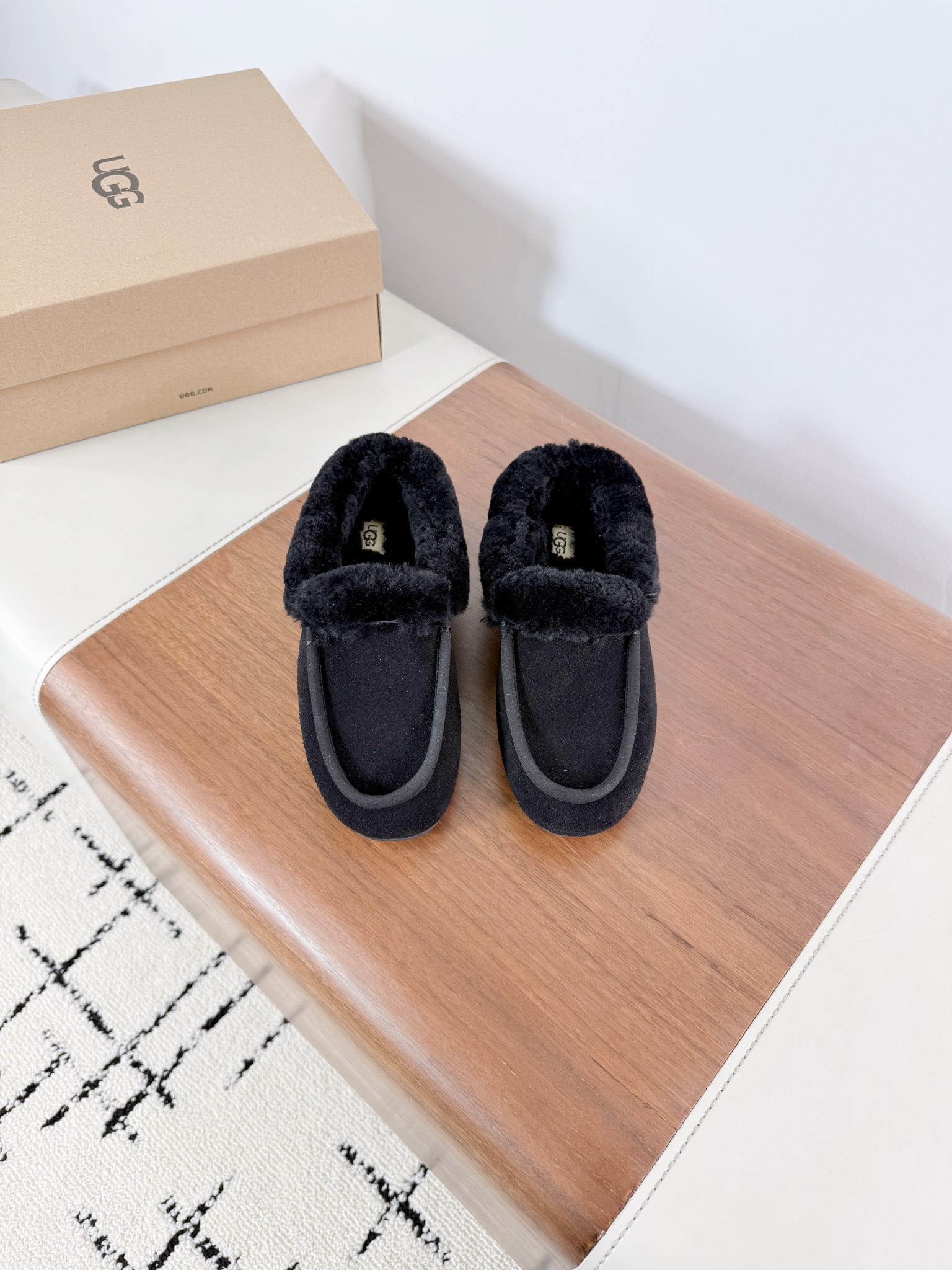 NO:493780,UGG 2025 autumn and winter new style, new series of loafers, Ansley mules, fashionable and comfortable, shallow mouth flat sole, casual loafers, classic fur leather with 10mm wool lining, shoe insole, fur collar, soft and comfortable, UGG classic hot embossed brand logo on the back, full texture, light rubber thin sole, non-slip, wear-resistant and comfortable: 35-40 (40 customization, no return and exchange). Extreme cost-effectiveness, no bargaining., semi-dragged fur shoes, loafers, cowhide19860909UGG 2025秋冬新款 便鞋新生系列Ansley安思丽穆勒鞋 时尚舒适浅口平底一脚蹬休闲乐福鞋 经典翻毛牛皮搭配10毫米羊毛里衬 鞋内底 翻毛领 茸软舒适 后侧饰有UGG经典热压花品牌徽标 质感满满 轻盈橡胶薄底 防滑耐磨且舒适 :35-40（40订制不退换）. 极致性价比,不议价.,半拖毛毛鞋,loafers,cowhide,Women's Shoes