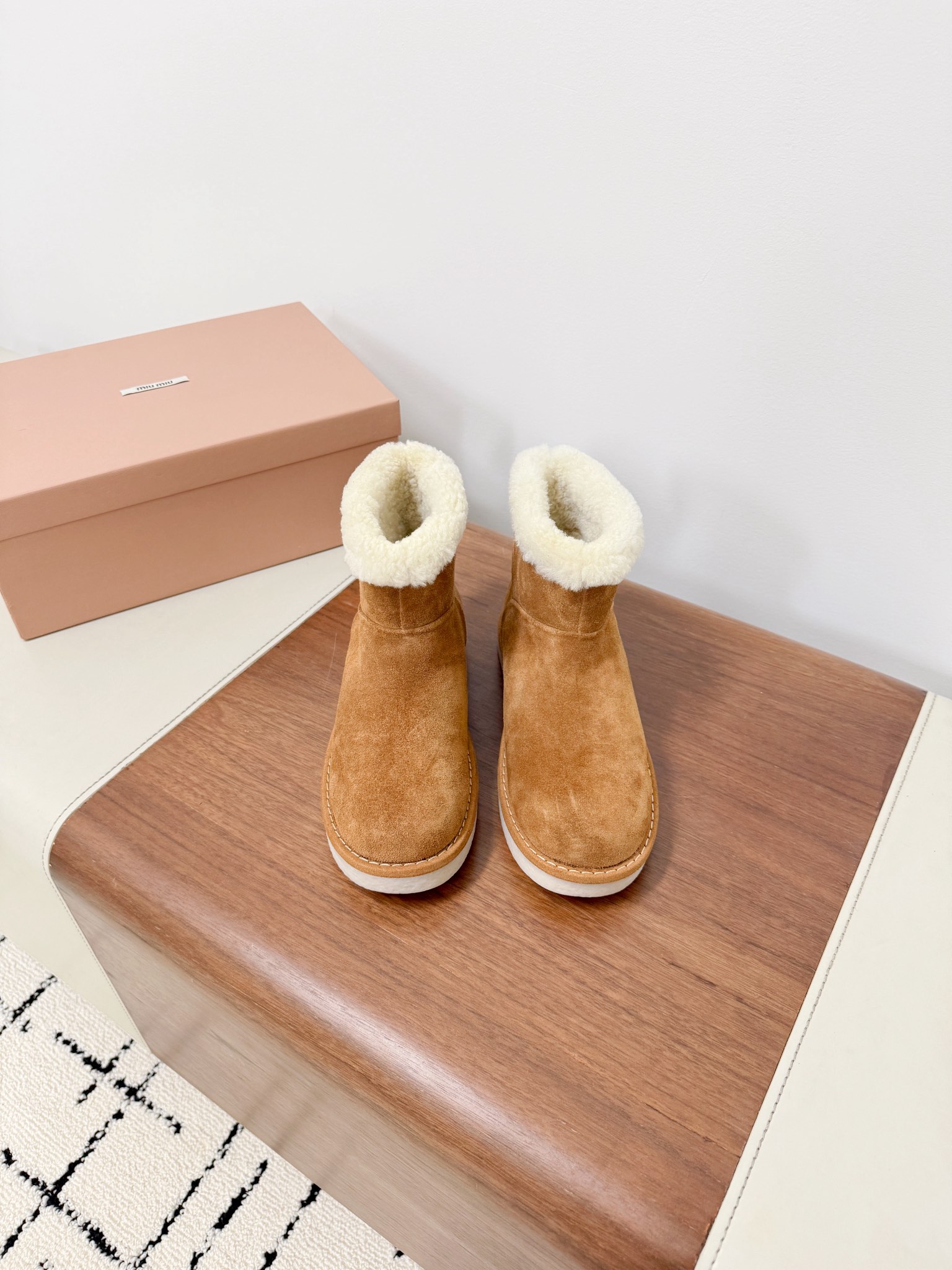 NO:493767,MIU MI*Miao Miu Han Li's super hot little potato snow boots upgraded version is here!  Its unique shallow-mouth design is easy to match with various clothing, whether it is casual jeans or cute skirts, it can show the right sense of fashion. Adhering to the consistent high-quality craftsmanship, the upper adopts high-end cow fur, delicate and soft, perfectly fits the foot shape, and unparalleled comfort. The inner part is a small curly design with luxurious sheepskin fur, which is warm and skin-friendly, allowing the cold weather to feel the warmth of spring. It is equipped with an anti-slip rubber sole, designed for humid weather, and can be safe and confident no matter where you go. The unique design of the bottom not only adds a touch of fun, but also highlights the brand's fashion atmosphere. :35-40 (40 customized, non-refundable). Extreme cost-effectiveness, no bargaining., snow boots, miumiu, boots, skirts, jeans, sheepskin19860909MIU MI*缪缪 韩里韩气超火小土豆雪地靴升级版来啦！ 其独特的浅口设计,轻松搭配各种服饰,无论是休闲的牛仔裤还是可爱的裙子,都能展示出恰到好处的时尚感. 秉持一贯的优质工艺,鞋面采用高档牛翻毛,细腻柔软,完美贴合脚型,无与伦比的舒适感.内里更是选用奢华羊皮毛一体的小卷毛设计,温暖而亲肤,让寒冷的天气也感受如春般的温暖. 配备防滑橡胶大底,专为湿润天气设计,无论走在哪里都能安稳自信.底面独特的设计,不仅增添了一丝趣味,更彰显品牌的时尚气息. :35-40（40 订制不退换）. 极致性价比,不议价.,雪地靴,miumiu,boots,skirts,jeans,sheepskin,Women's Shoes