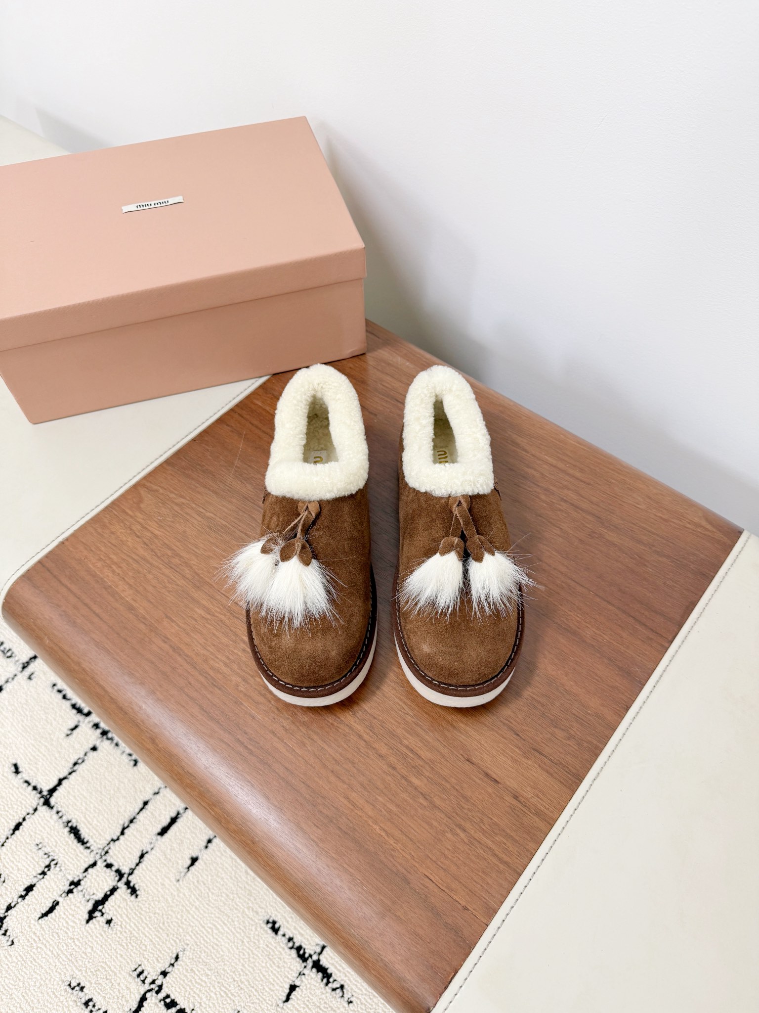 NO:493817,丨The latest pendant wool snow boots in autumn. The warm snow boots in winter are indeed not disappointing. The cute snow boots that are attracted at first sight are super comfortable and pleasing to the eye!  Fabric: beef reverse velvet material Inner: imported lamb wool Outsole: Original open mold rubber sole: 35-40 (40 customized, non-return and exchange). Extreme cost-effectiveness, no bargaining., snow boots, boots19860909丨谬谬秋季最新 吊坠 羊毛款雪地靴.冬季保暖雪地靴 果然没让人失望, 一眼就被吸引住的蠢萌雪地靴,上聊超级舒服 耐看！ 面料: 牛反绒材料 内里: 进口羊羔毛 大底: 原版开模橡胶底 :35-40（40 订制不退换）. 极致性价比,不议价.,雪地靴,boots,Women's Shoes