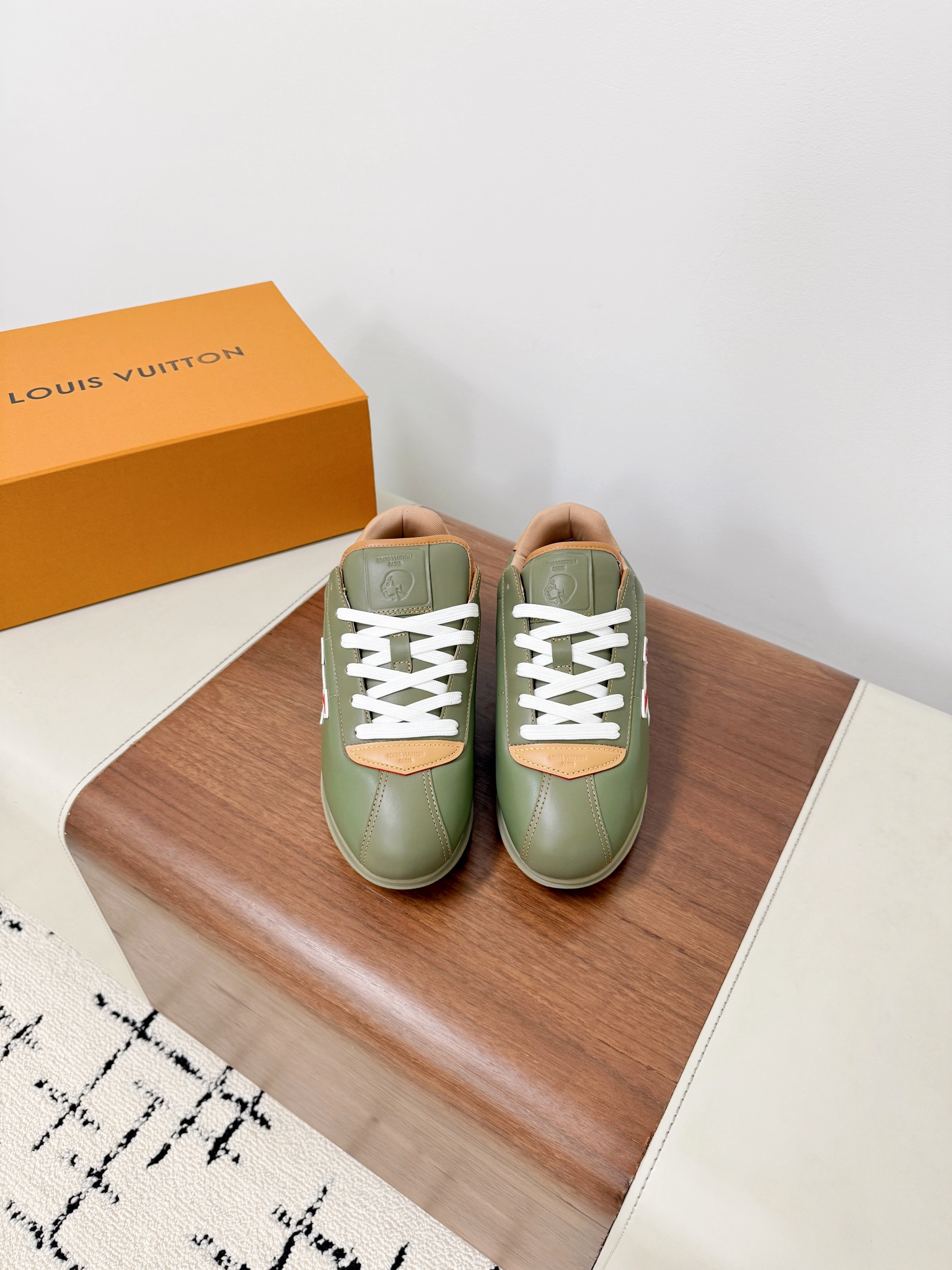 NO:493802,LV 25 new couple sneakers, fashionable clothes on wear. This Footprint Socce-sports shoes were unveiled at the 2025 Spring and Summer Fashion Show. It is the first sneaker designed with football shoes inspired by football shoes. The shoes are inspired by football sport that spans generations and culture, echoing the theme of unity and participation of the 2025 Spring and Summer Fashion Show. The shoes are known for their smooth design, with dynamic IV Initials logo on the sides, and the tongue is embellished with Lvers United badges inspired by the football team, and the rubber sole of the sole pattern is decorated with a variety of Louis Vuitton logos. Fabric: original imported cowhide lining: original imported breathable mesh foot pad: original injection molding pad outsole: women 35-40 (40 custom-made without return or exchange). Men's 40-45 (45 customization, no return or exchange). Extreme cost-effectiveness, no bargaining., casual shoes/sports shoes, louis vuitton, louis vuitton, versace, sneakers, cowhide19860909LV25年新款情侣球鞋,穿上就是时髦精 这款 Footprint Socce-运动鞋于2025春夏系列时装展中亮相,是Pharrell William-首次以足球鞋为灵感设计的运动鞋.鞋款的灵感来自跨越世代和文化的足球运动,呼应2025春夏系列时装展团结一致、全民参与的主题.鞋款以流丽的设计著称,侧面以富动感的IV Initials标志点缀,鞋舌缀有灵感来自足球队伍的Lvers United徽章,而脚掌纹橡胶鞋底饰有多款路易威登标志. 面料:原版进口牛皮 内里:原版进口透气网 垫脚:原版注塑成型垫 大底:橡胶大底 :女35-40（40订制不退换）. 男40-45（45订制不退换）. 极致性价比,不议价.,休闲鞋/运动鞋,louis vuitton,louis vuitton,versace,sneakers,cowhide,Women's Shoes