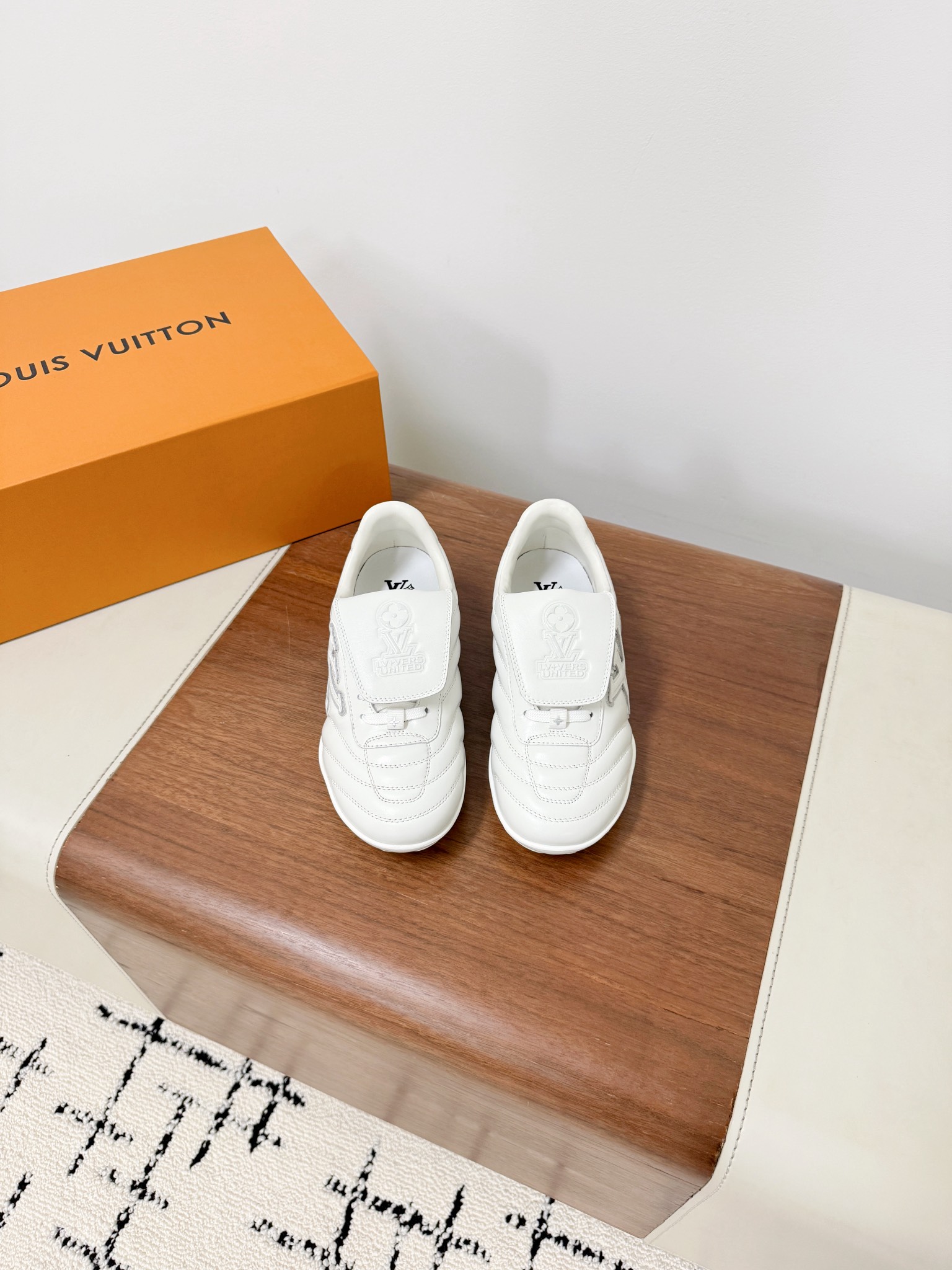 NO:493812,The top version of LV FOOTPRIN- SOCCER sports shoes Pharrell Williams draws inspiration from football and launches LV Footprint Socce- sports shoes. The suede cowhide body presents a subtle fading effect, and the LV letters on the side inject dynamic vitality into the smooth configuration. The tongue conveys the team's spirit of unity with the LVers United logo. The palm-printed rubber outsole combines multiple brand logos together. Suede cowhide leather shoelaces Louis Vuitton elements detachable tongue palm-printed rubber outsole, embellished with LV letters and Monogram flowers: women 35-40 (40 custom-made non-return and exchange). Men 40-45 (45 custom-made non-return and exchange).  Extreme cost-effectiveness, no bargaining., casual shoes/sports shoes, louis vuitton, louis vuitton, versace, sneakers, cowhide19860909顶级版本LV FOOTPRIN- SOCCER 运动鞋足球鞋 Pharrell Williams 从足球运动中汲取灵感,倾情推出 LV Footprint Socce- 运动鞋.绒面牛皮革鞋身呈现微妙褪色效果,侧面 LV 字母为流畅构型注入动感活力.鞋舌以 LVers United 标识传递球队的团结精神,掌印橡胶外底将多重品牌标识共冶一炉. 绒面牛皮革 鞋带 路易威登元素 可拆卸鞋舌 掌印橡胶外底,点缀 LV 字母和 Monogram 花卉 :女35-40（40订制不退换）. 男40-45（45订制不退换）. 极致性价比,不议价.,休闲鞋/运动鞋,louis vuitton,louis vuitton,versace,sneakers,cowhide,Women's Shoes