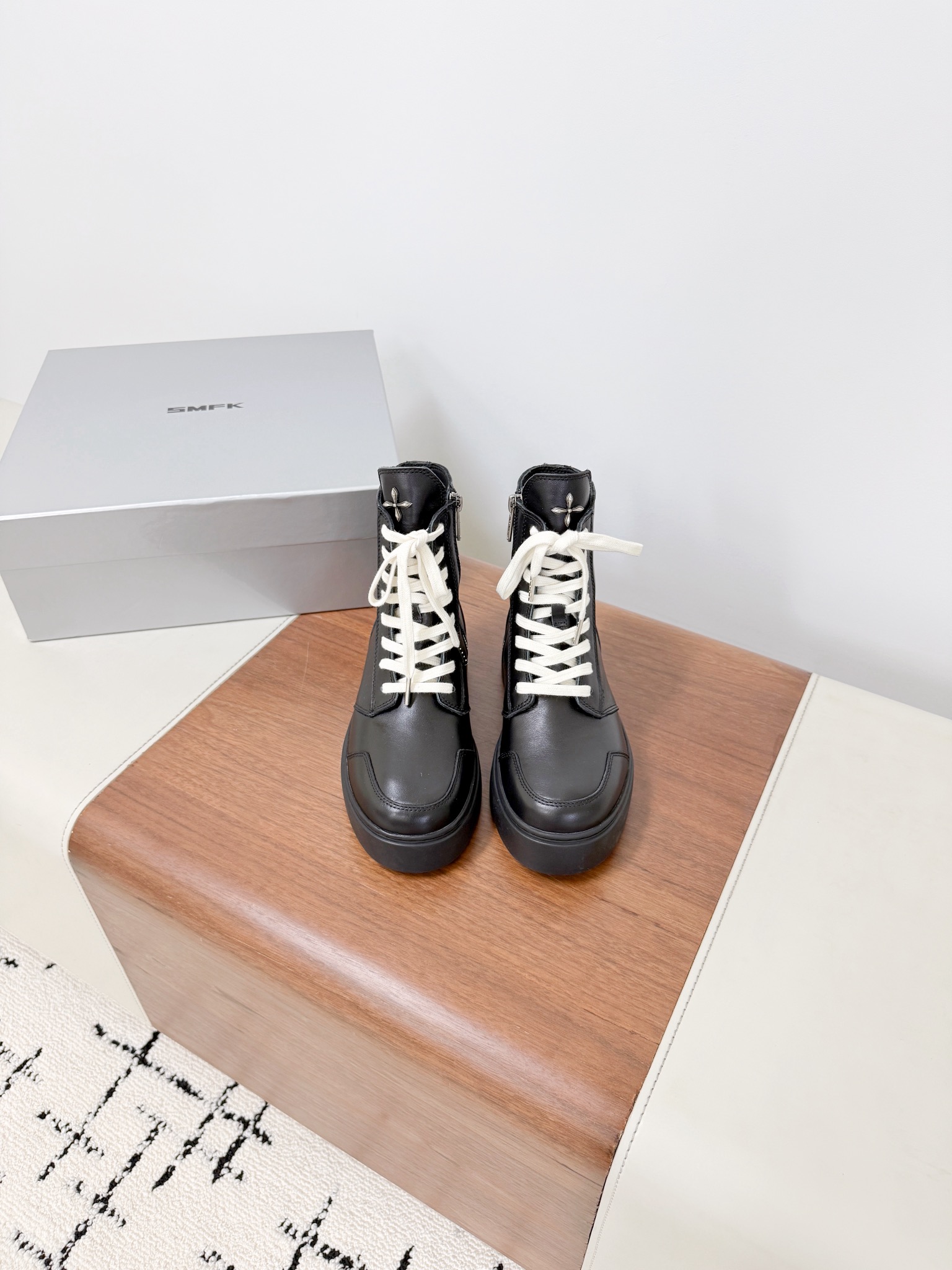 NO:493712,SMFK new thick-soled boots create a comfortable and textured classic shoes. The original one-to-one mold is opened, the atmospheric shape and the waistline that have been adjusted thousands of times, which is unique. The round toe is particularly thin. The upper material is made of top layer cowhide. The shoe material is sheepskin. The sole material is original developed rubber sole [3CM]: 39-40 (40 customization, no return or exchange). The ultimate cost-effectiveness, no bargaining., casual shoes/sports shoes, boots, sneakers, cowhide, sheepskin19860909SMFK 新品厚底靴 打造舒适而质感的经典鞋履.原版一比一开模,大气的造型与经千百次调整的腰位线条,独具经典. 圆圆的鞋头特别显腿细 鞋面材质头层牛皮 鞋里材质羊皮 鞋底材质原版开发橡胶底【3CM】 :39-40（40订制不退换）. 极致性价比,不议价.,休闲鞋/运动鞋,boots,sneakers,cowhide,sheepskin,Women's Shoes