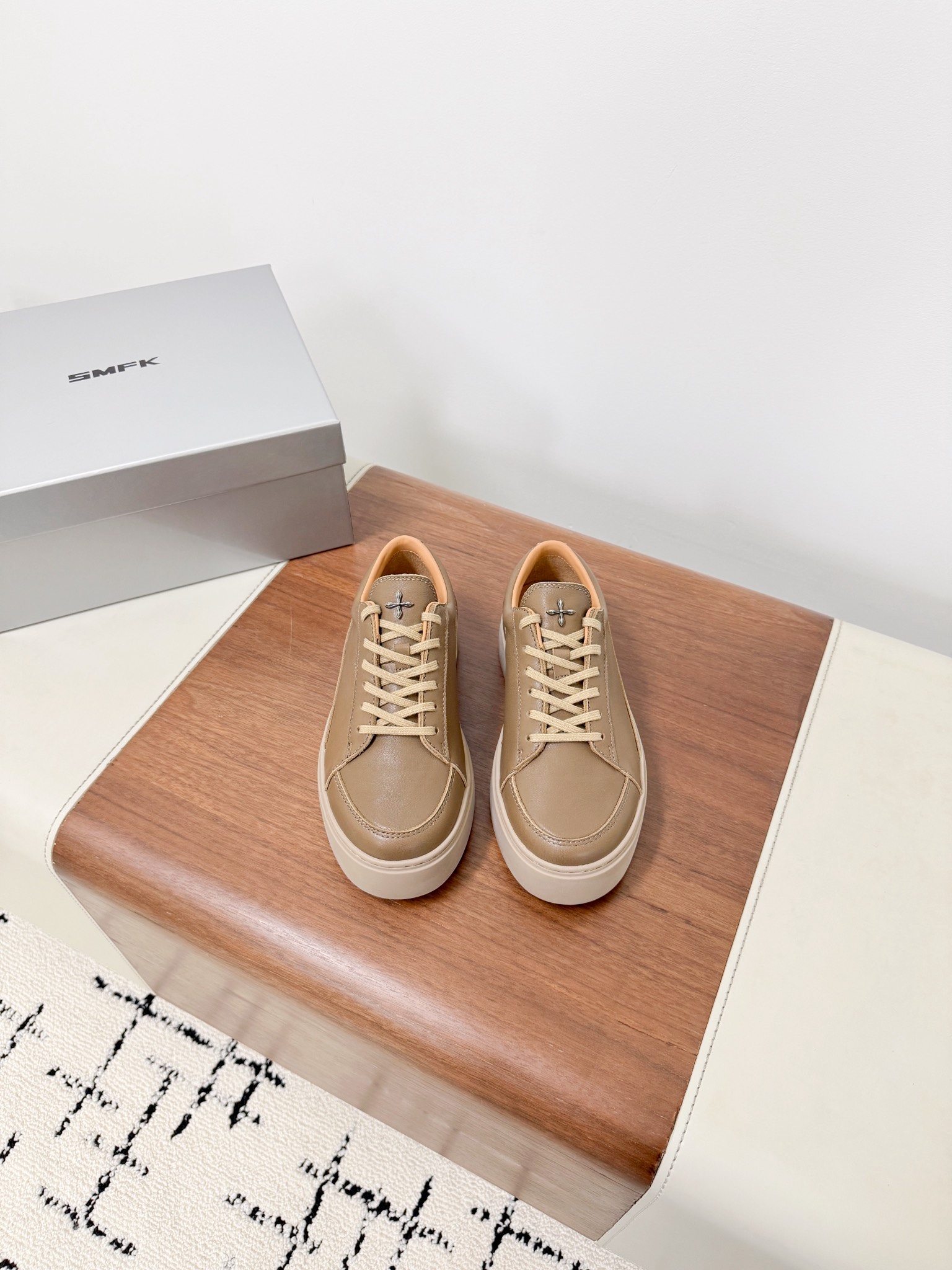 NO:493716,SMFK new thick-soled shoes create a comfortable and textured classic shoes. The original one-to-one mold is opened, the atmospheric shape and the waistline that have been adjusted thousands of times, which is unique and classic. The round toe is particularly thin. The upper material is made of top layer cowhide. The shoe material is made of sheepskin. The sole material is made of original rubber sole [3CM]: 39-40 (40 customization, no return or exchange). The ultimate cost-effectiveness, no bargaining., casual shoes/sports shoes, sneakers, cowhide, sheepskin19860909SMFK新品厚底鞋 打造舒适而质感的经典鞋履.原版一比一开模,大气的造型与经千百次调整的腰位线条,独具经典. 圆圆的鞋头特别显腿细 鞋面材质头层牛皮 鞋里材质羊皮 鞋底材质原版开发橡胶底【3CM】 :39-40（40订制不退换）. 极致性价比,不议价.,休闲鞋/运动鞋,sneakers,cowhide,sheepskin,Women's Shoes