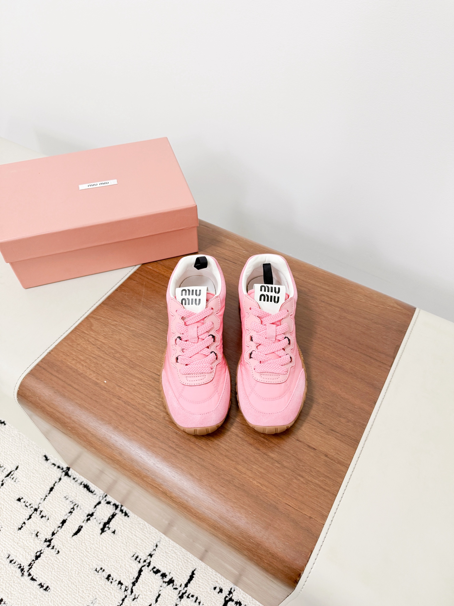 NO:493711,MiuMi* 25ss Spring and Summer New Style Cookie Shoes Forrest Gump Shoes Sports Shoes Miu Latest Popularity Avant-garde and bold design!  The style is integrated into the simple lines of this thick-soled canvas sneaker, and the chic logo is decorated on the tongue and back of the shoe, embellished with retro design, adding to the iconic!  Thick sole design defines avant-garde modern style. The upper uses original custom fabric/beef velvet. Inner footbed sheepskin splicing mesh. Original open molded anti-slip rubber outsole: 39-40 (40 custom made without return or exchange). (Buckle) Extreme cost-effectiveness, no bargaining., Loafers, miumiu, loafers, sneakers, sheepskin19860909MiuMi* 缪缪 25ss春夏新款 饼干鞋 阿甘鞋 运动鞋 miu最新爆款 前卫大胆的设计！风格融于此款厚底帆布运动鞋的简约线条,别致徽标饰于鞋舌与背面,点缀复古设计,平添标志性！厚底设计定义前卫的现代风格 鞋面采用原版定制布料/牛反绒 内里垫脚羊皮拼接网布 鞋底原版开模防滑橡胶大底 :39-40（40订制不退换）.（扣子） 极致性价比,不议价.,乐福鞋,miumiu,loafers,sneakers,sheepskin,Women's Shoes