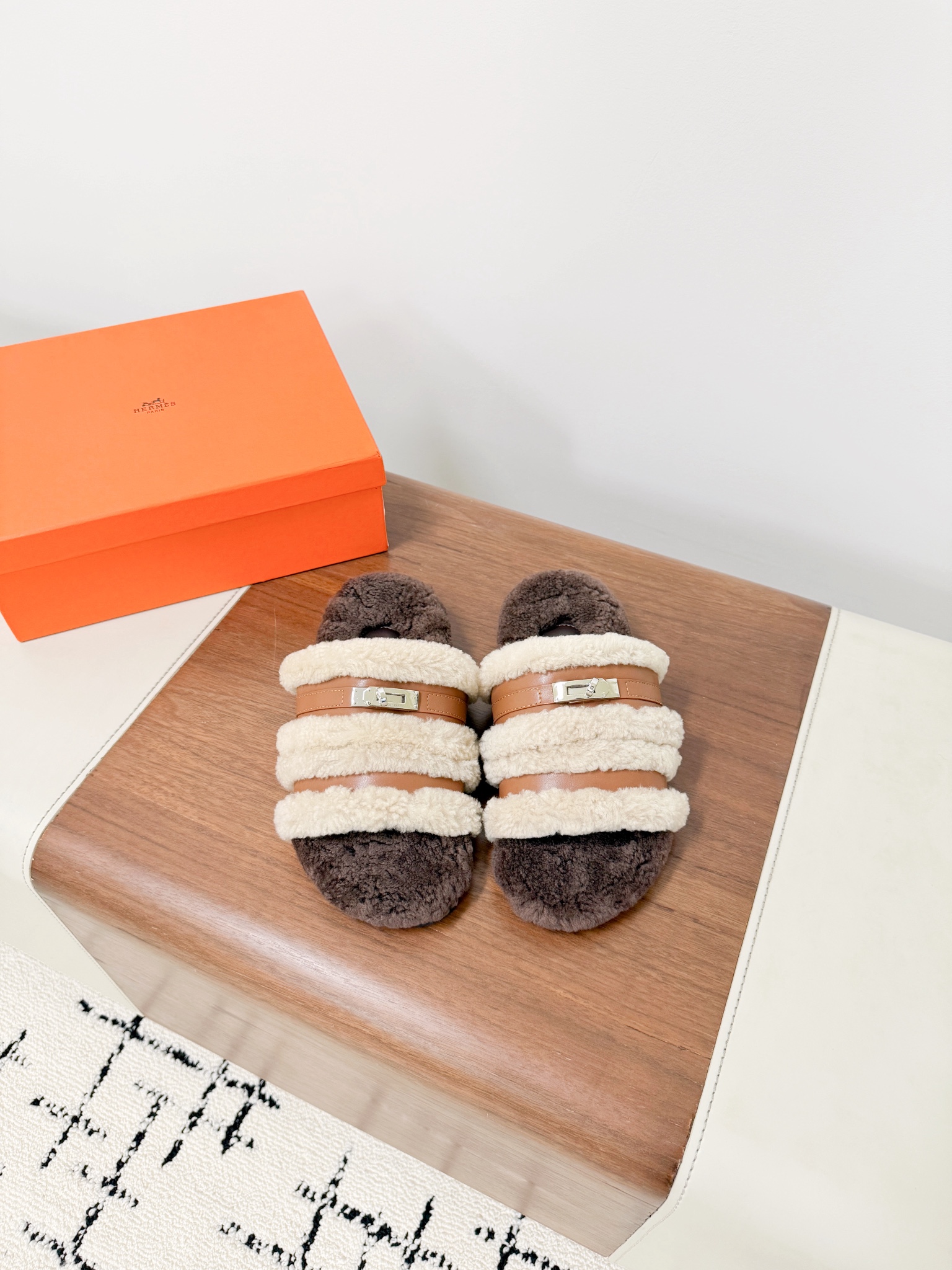 NO:493751,G021* Hermes fur integrated roll cake with Erjiu drag. This year, all the fabrics are made of A+ fur integrated roll cake with fur. Furry. Cute, with cloud-like feel, barefoot or paired with socks. They are all fashionable. Original material of fabric, inner wool, original sole: 39-40 (40 custom-made, no return or exchange). Extreme cost-effectiveness, no bargaining., Loafers, hermes, loafers, socks19860909G021*爱马仕皮毛一体卷糕毛二舅拖 今年面料均选用A+皮毛一体卷糕毛 毛茸茸的 敲可爱的,踩云脚感,光脚或者搭配个袜子穿,都时髦的不行哦 面料原版材质 内里羊毛 鞋底原版鞋底 :39-40（40订制不退换）. 极致性价比,不议价.,乐福鞋,hermes,loafers,socks,Women's Shoes