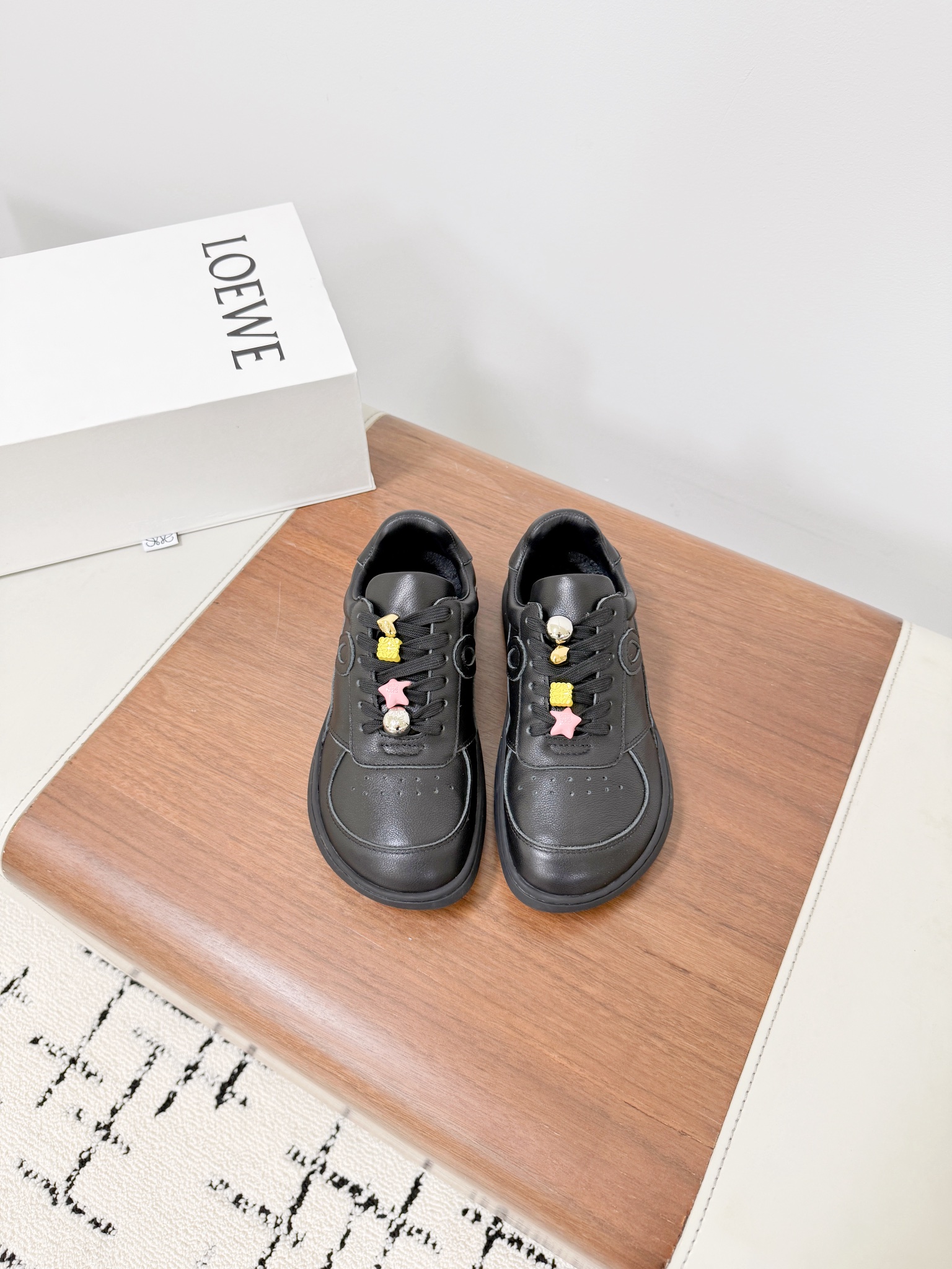 NO:493736,LOEW*｜Loyiwei's white shoes, super versatile tilted head sneakers, Loyiwei has released another popular Jambo sneakers, which are still unique tilted head design, matched with full leather material, engraved with Anagram's old-fashioned soles, and the overall versatile and distinctive design details. Luoyiwei's minimalist style is really the ultimate, and it is really versatile!  Just wear it easily and the shoes are very high-end and light!  No pressure to go shopping!  The biggest feature of this shoe is invincible and comfortable to wear, it is light and has no weight-bearing feeling, no running-in period, so comfortable that you feel like you are not wearing shoes, and you are an old friend on your feet, upper calfskin inner sheepskin sheepskin footbed original molded rubber sole: 39-40 (40 custom made without return or exchange). (Buckle) Extreme cost-effectiveness, no bargaining., Loafers, loewe, loewe, loafers, sneakers, cowhide, sheepskin19860909LOEW*｜罗意威小白鞋 超百搭歪头运动鞋 罗意威又出爆款Jambo运动鞋 依旧是有特色的歪头设计 搭配全皮面的材质 雕刻Anagram老花鞋底 整体百搭又有特色的设计小细节 罗意威极简风格真的做到极致、实在太百搭！随便穿搭就可以很高级、鞋子很轻便！逛街暴走无压力！这鞋最大特点上脚无敌舒适、穿起来很轻盈没有负重感,无需磨合期、舒适到让你感觉没穿鞋一样、上脚就是老朋友, 鞋面 小牛皮 内里羊皮 绵羊皮垫脚 原版开模橡胶底 :39-40（40订制不退换）.（扣子） 极致性价比,不议价.,乐福鞋,loewe,loewe,loafers,sneakers,cowhide,sheepskin,Women's Shoes