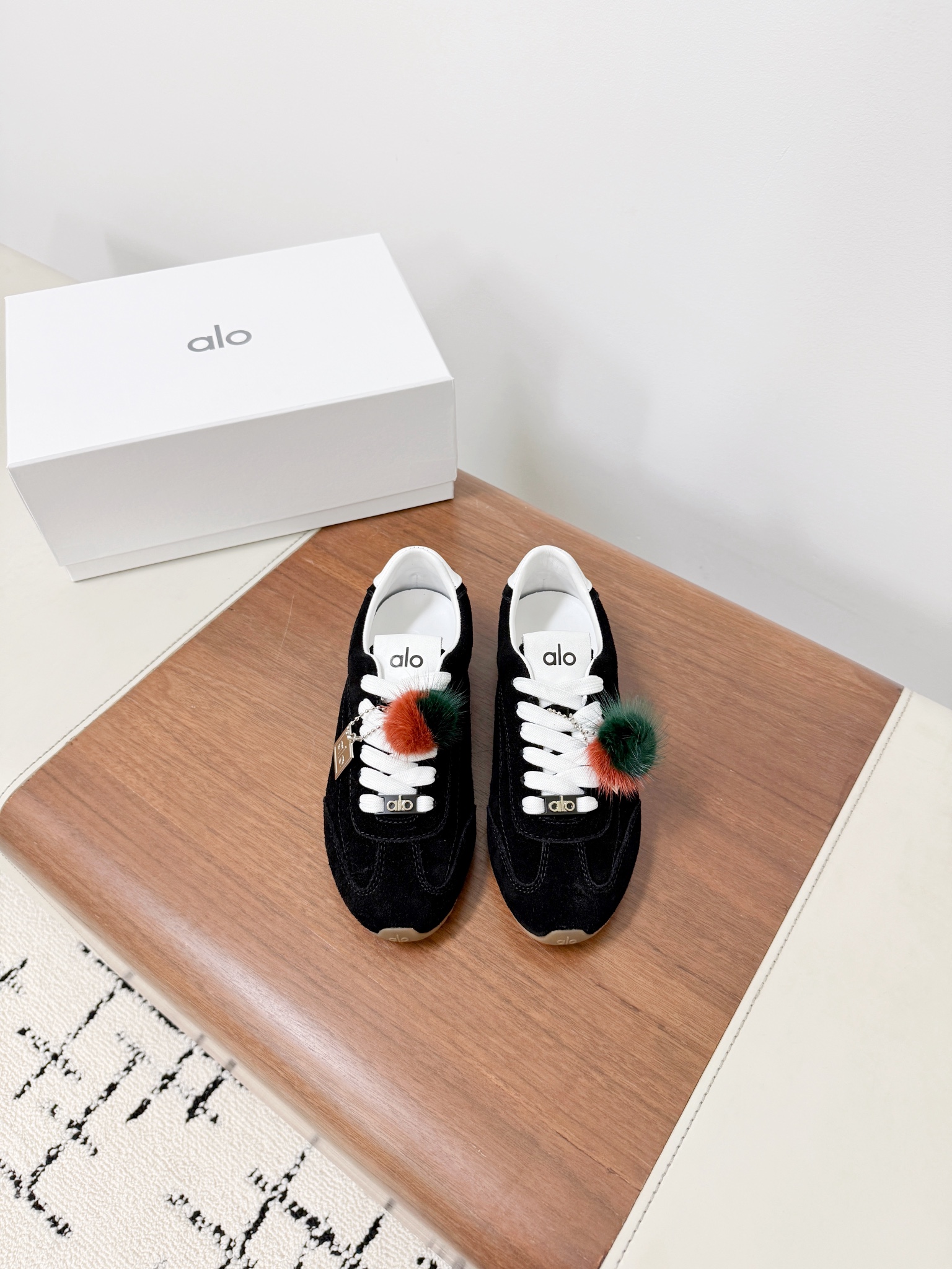 NO:493732,Niche suede training shoes for men and women. The material is ecstatic and delicate suede fabric, soft to the touch, with a matte high-end feel, and delicate texture so that you can feel attentive. The brand logo of the shoe tongue is low-key, with simple lines but slackening the slack feeling of old school. You can wear it casually and have a 'spoken' atmosphere; it is stress-free whether it is a jeans with American casual style, suit pants to create a commuting high-end feeling, or a floral skirt. It can be perfectly adapted, and can be called a 'shoe cabinet versatile class representative' ~ the foot feel is also very online, and you will not be tired when you go out on the street every day and citywalk for a long time. It is a treasure shoe style that 'likes at first sight, and you cannot live without the flow of time' ~ upper material is reverse velvet cowhide shoe material: sheepskin sole material original raw rubber sole: 35-40 (40  No return and exchange) Extreme cost-effectiveness, no bargaining., casual shoes/sports shoes, sneakers, skirts, jeans, business suit, cowhide, sheepskin, chamois leather19860909小众男女同款麂皮德训鞋 材质党狂喜细腻麂皮面料,摸起来软乎乎,自带哑光高级感,纹理细腻到能感受到用心；鞋舌的品牌标识低调点睛,线条简约却藏着 old school 的松弛感,随便一穿就有 “随性不随便” 的氛围；穿搭无压力不管是配牛仔裤走美式休闲风、搭西装裤踩出通勤高级感,还是和碎花裙组 “复古甜酷 CP”,它都能完美适配,堪称 “鞋柜百搭课代表”～脚感也很在线,日常出街、citywalk 长时间走都不累,属于 “第一眼喜欢,越穿越离不开” 的宝藏鞋款～ 鞋面材质反绒牛皮 鞋里材质:羊皮 鞋底材质原版生胶底 :35-40（40 不退换） 极致性价比,不议价.,休闲鞋/运动鞋,sneakers,skirts,jeans,business suit,cowhide,sheepskin,chamois leather,Women's Shoes