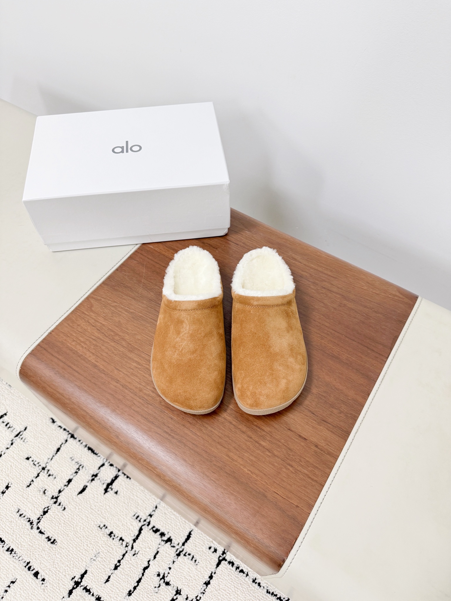 NO:493738,AIo yoga·alo 2025 autumn and winter new Boken wool slippers are so cute and fashionable, with long legs that are unique, surprisingly warm, so it really makes me unable to extricate myself, so cute~ The furry wool is made of European imported A-grade wool, upper beef velvet, inner wool, original outsole, wear-resistant and non-slip: 39-40 (40 custom-made, no return or exchange). Extreme cost-effectiveness, no bargaining., semi-dragged fur shoes, slippers19860909AIo yoga·alo 2025秋冬新款博肯羊毛拖鞋 巨显可爱和时髦,拉长腿一绝,出奇的暖和真的是让我无法自拔真太可爱了～ 毛茸茸的羊毛是选用欧洲进口A级羊毛 鞋面牛反绒 内里羊毛 大底原版大底耐磨防滑 :39-40（40订制不退换）. 极致性价比,不议价.,半拖毛毛鞋,slippers,Women's Shoes