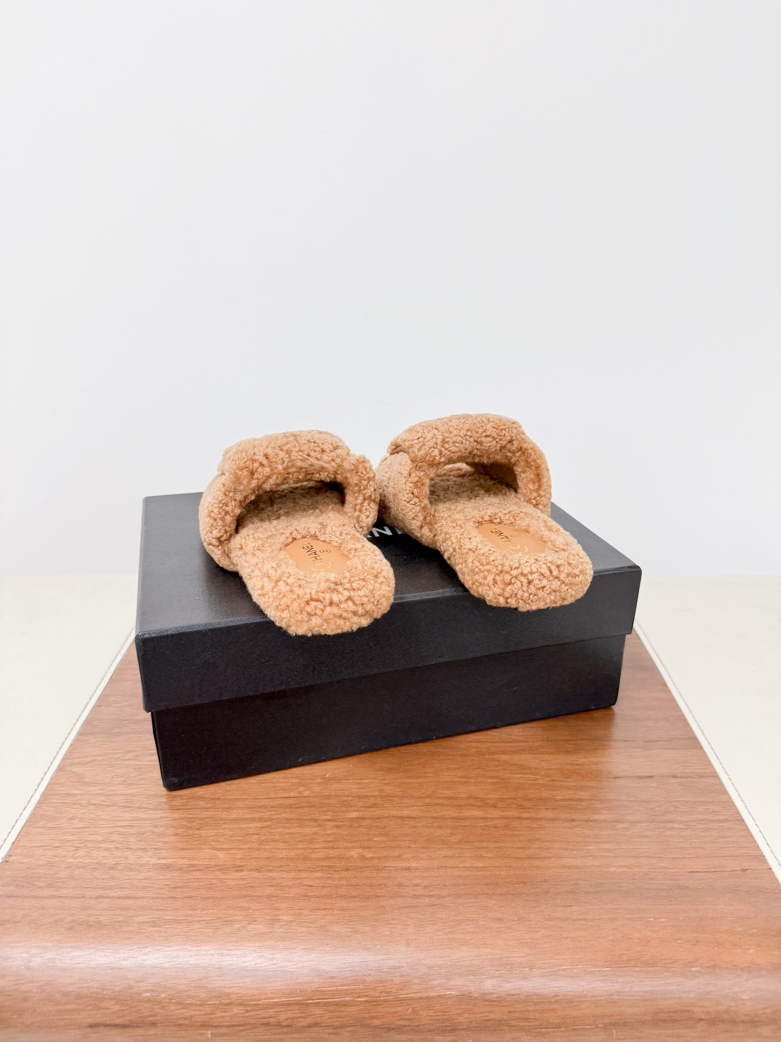 CHANE*25s小香秋冬新款锁扣毛拖一脚蹬保暖拖鞋
材质：原版进口羊毛
内里：羊毛
大底：原版鞋底

𝙎𝙞𝙯𝙚:39-40（40订制不退换）。
𝙋𝙧𝙞𝙘𝙚：200（厚底+10）
极致性价比出厂，不议价。