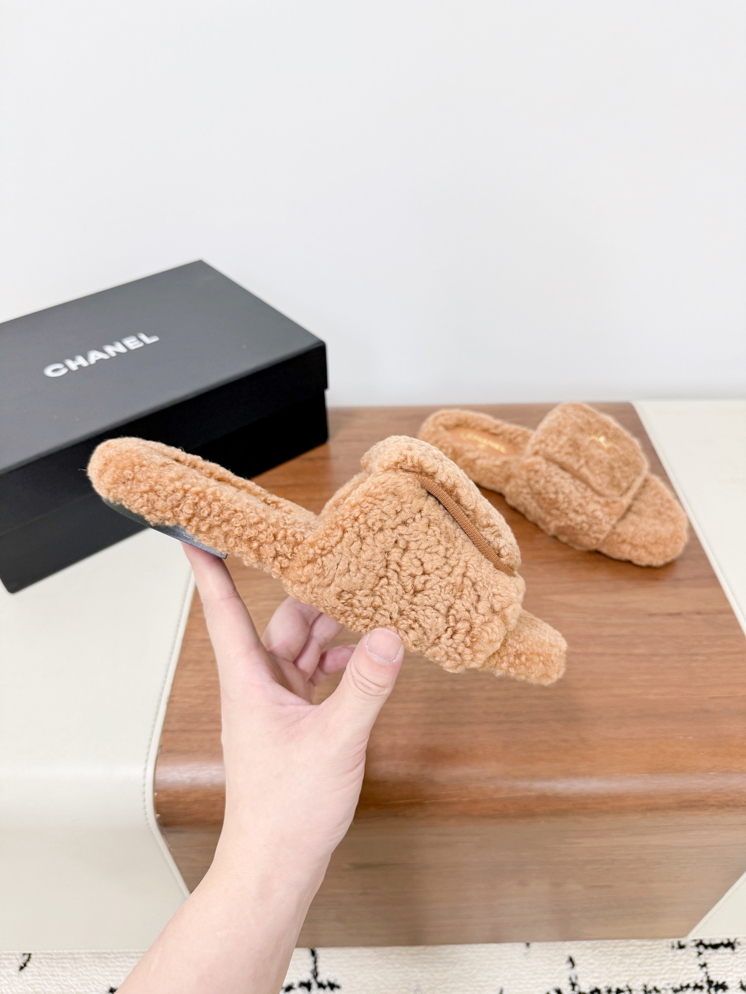 CHANE*25s小香秋冬新款锁扣毛拖一脚蹬保暖拖鞋
材质：原版进口羊毛
内里：羊毛
大底：原版鞋底

𝙎𝙞𝙯𝙚:39-40（40订制不退换）。
𝙋𝙧𝙞𝙘𝙚：200（厚底+10）
极致性价比出厂，不议价。