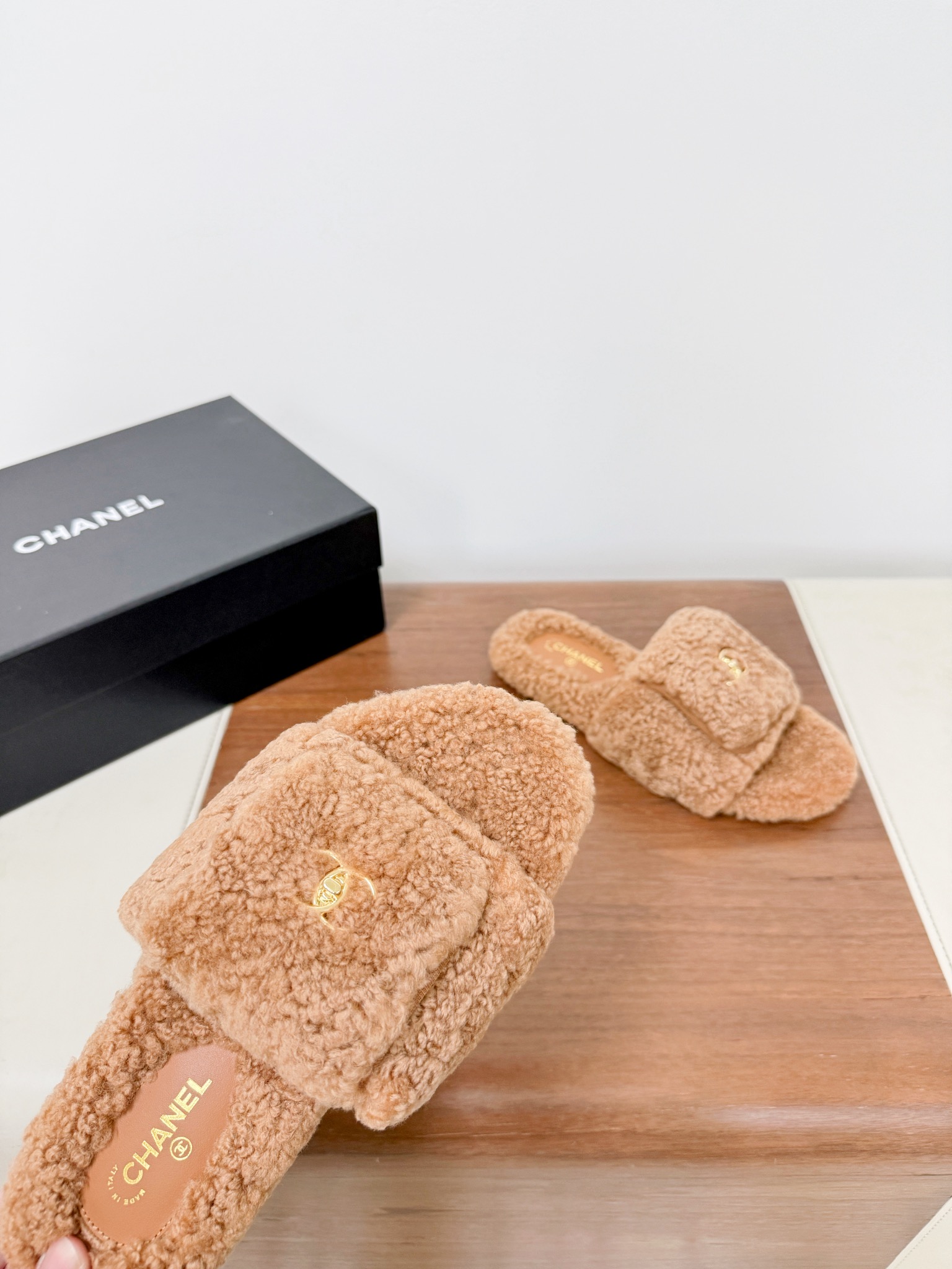 CHANE*25s小香秋冬新款锁扣毛拖一脚蹬保暖拖鞋
材质：原版进口羊毛
内里：羊毛
大底：原版鞋底

𝙎𝙞𝙯𝙚:39-40（40订制不退换）。
𝙋𝙧𝙞𝙘𝙚：200（厚底+10）
极致性价比出厂，不议价。