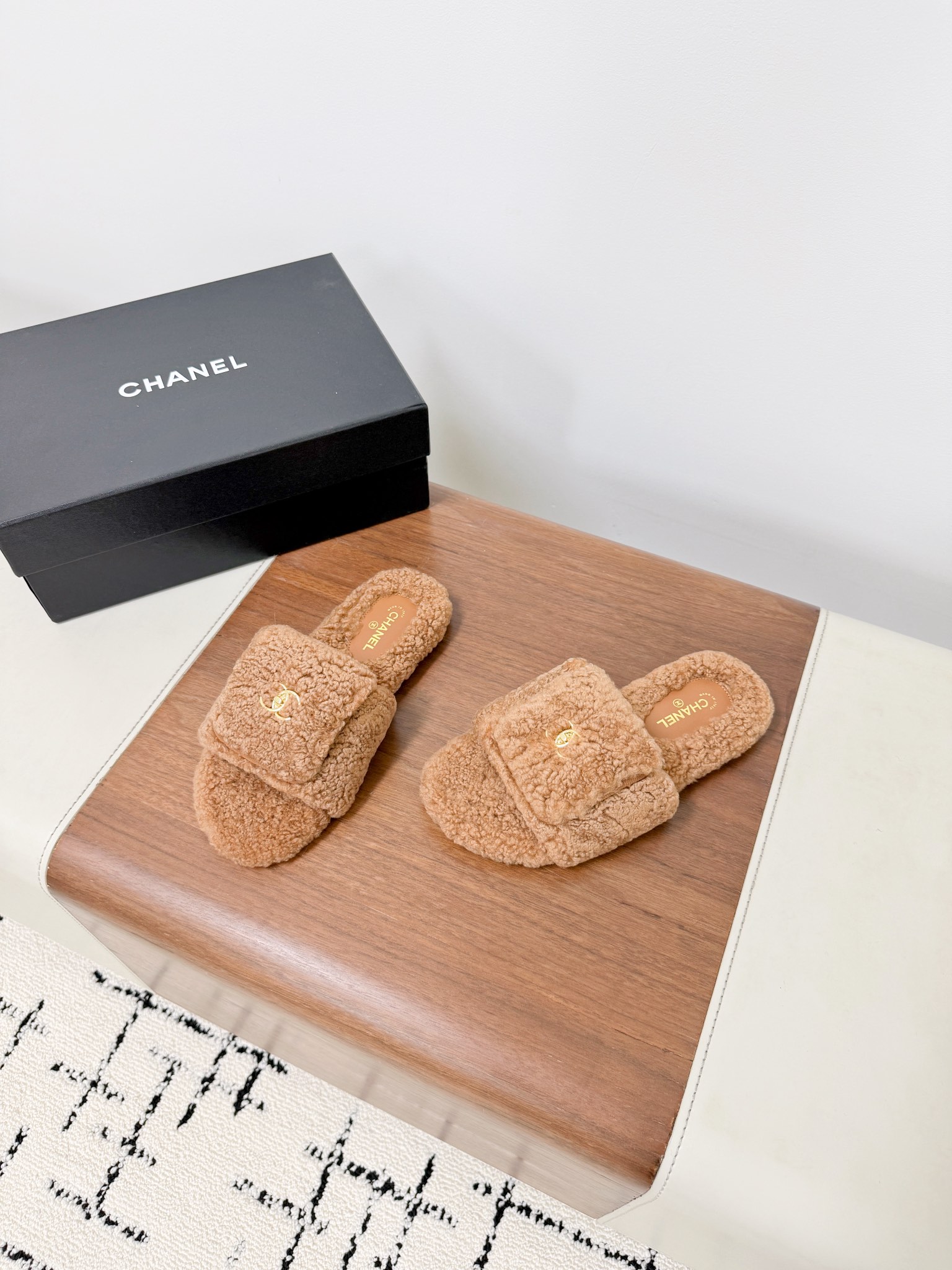 CHANE*25s小香秋冬新款锁扣毛拖一脚蹬保暖拖鞋
材质：原版进口羊毛
内里：羊毛
大底：原版鞋底

𝙎𝙞𝙯𝙚:39-40（40订制不退换）。
𝙋𝙧𝙞𝙘𝙚：200（厚底+10）
极致性价比出厂，不议价。