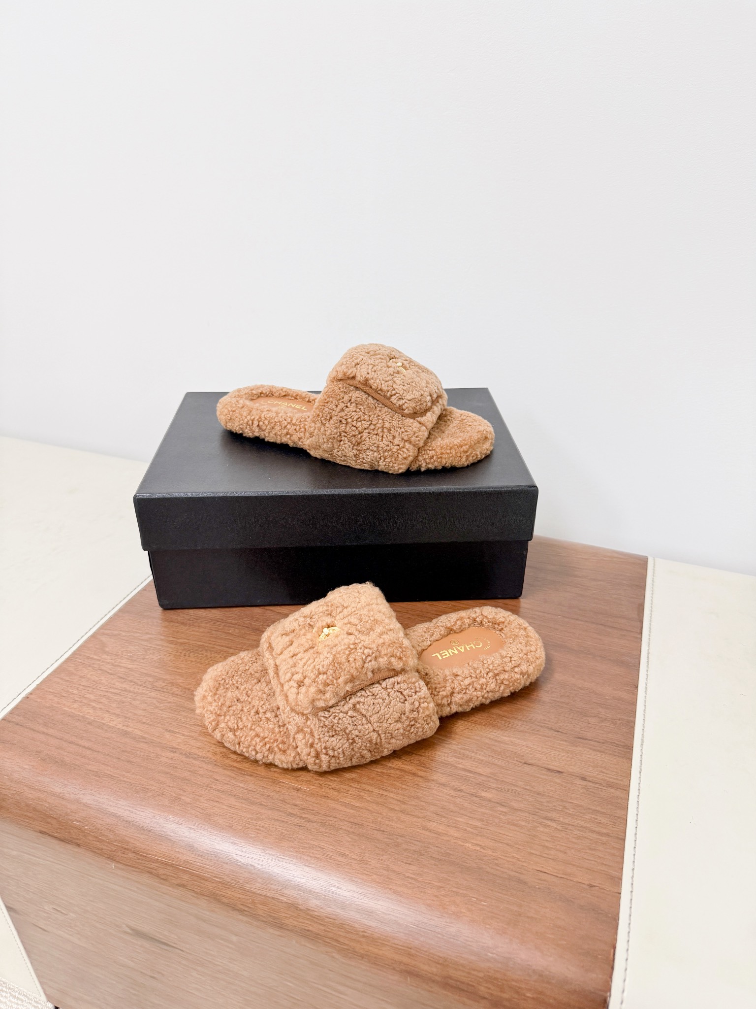 CHANE*25s小香秋冬新款锁扣毛拖一脚蹬保暖拖鞋
材质：原版进口羊毛
内里：羊毛
大底：原版鞋底

𝙎𝙞𝙯𝙚:39-40（40订制不退换）。
𝙋𝙧𝙞𝙘𝙚：200（厚底+10）
极致性价比出厂，不议价。