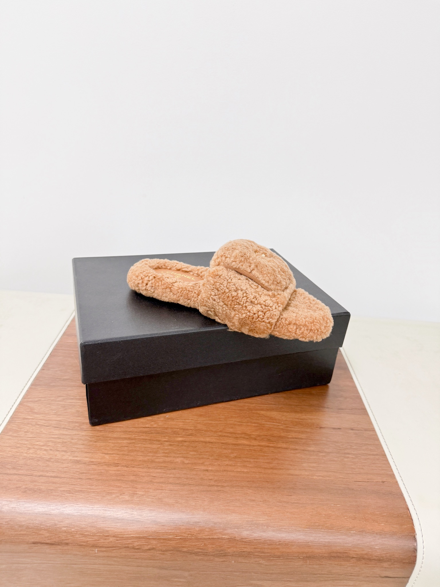 CHANE*25s小香秋冬新款锁扣毛拖一脚蹬保暖拖鞋
材质：原版进口羊毛
内里：羊毛
大底：原版鞋底

𝙎𝙞𝙯𝙚:39-40（40订制不退换）。
𝙋𝙧𝙞𝙘𝙚：200（厚底+10）
极致性价比出厂，不议价。