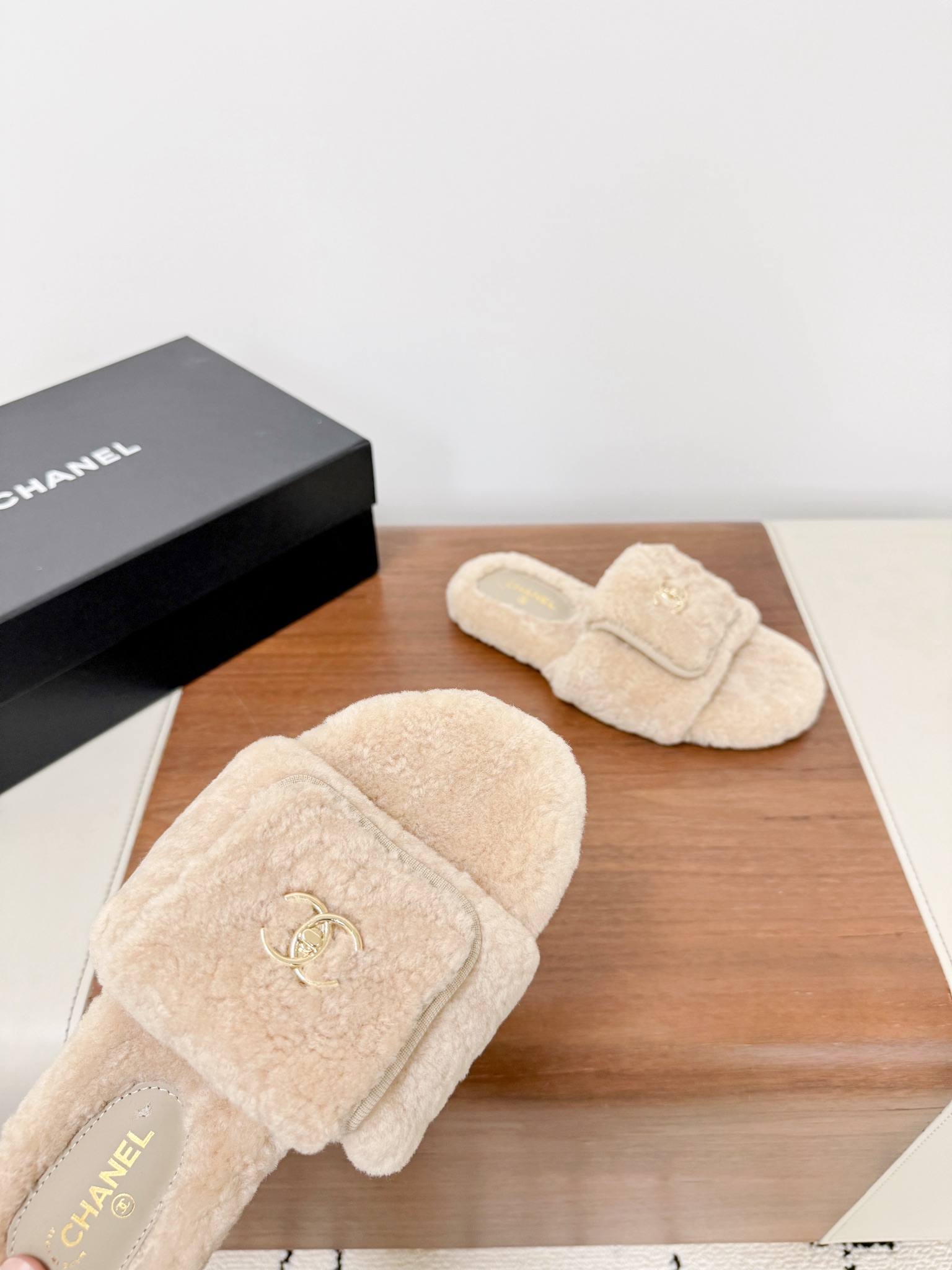 CHANE*25s小香秋冬新款锁扣毛拖一脚蹬保暖拖鞋
材质：原版进口羊毛
内里：羊毛
大底：原版鞋底

𝙎𝙞𝙯𝙚:39-40（40订制不退换）。
𝙋𝙧𝙞𝙘𝙚：200（厚底+10）
极致性价比出厂，不议价。