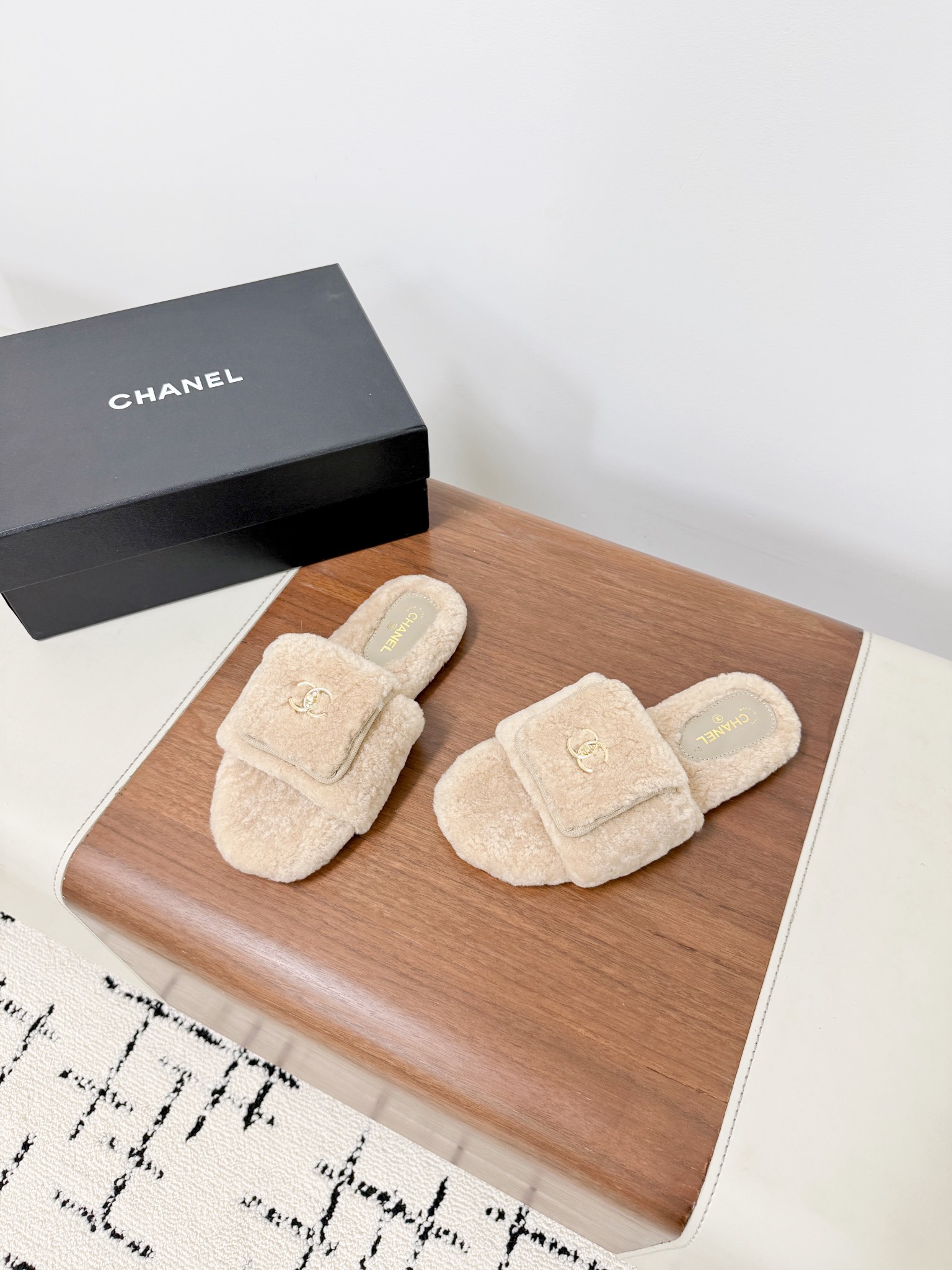 CHANE*25s小香秋冬新款锁扣毛拖一脚蹬保暖拖鞋
材质：原版进口羊毛
内里：羊毛
大底：原版鞋底

𝙎𝙞𝙯𝙚:39-40（40订制不退换）。
𝙋𝙧𝙞𝙘𝙚：200（厚底+10）
极致性价比出厂，不议价。