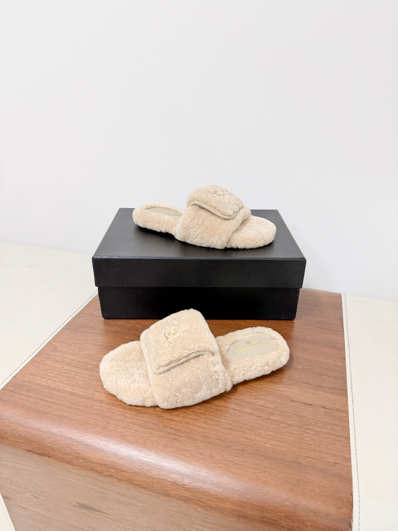 CHANE*25s小香秋冬新款锁扣毛拖一脚蹬保暖拖鞋
材质：原版进口羊毛
内里：羊毛
大底：原版鞋底

𝙎𝙞𝙯𝙚:39-40（40订制不退换）。
𝙋𝙧𝙞𝙘𝙚：200（厚底+10）
极致性价比出厂，不议价。