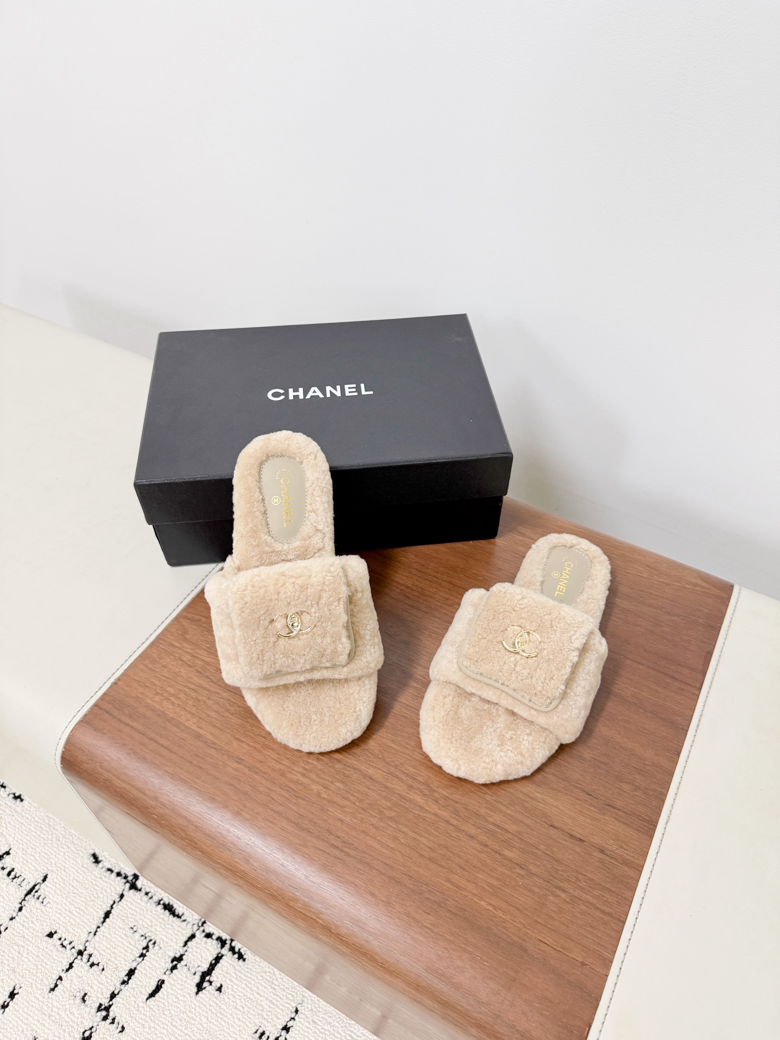 CHANE*25s小香秋冬新款锁扣毛拖一脚蹬保暖拖鞋
材质：原版进口羊毛
内里：羊毛
大底：原版鞋底

𝙎𝙞𝙯𝙚:39-40（40订制不退换）。
𝙋𝙧𝙞𝙘𝙚：200（厚底+10）
极致性价比出厂，不议价。