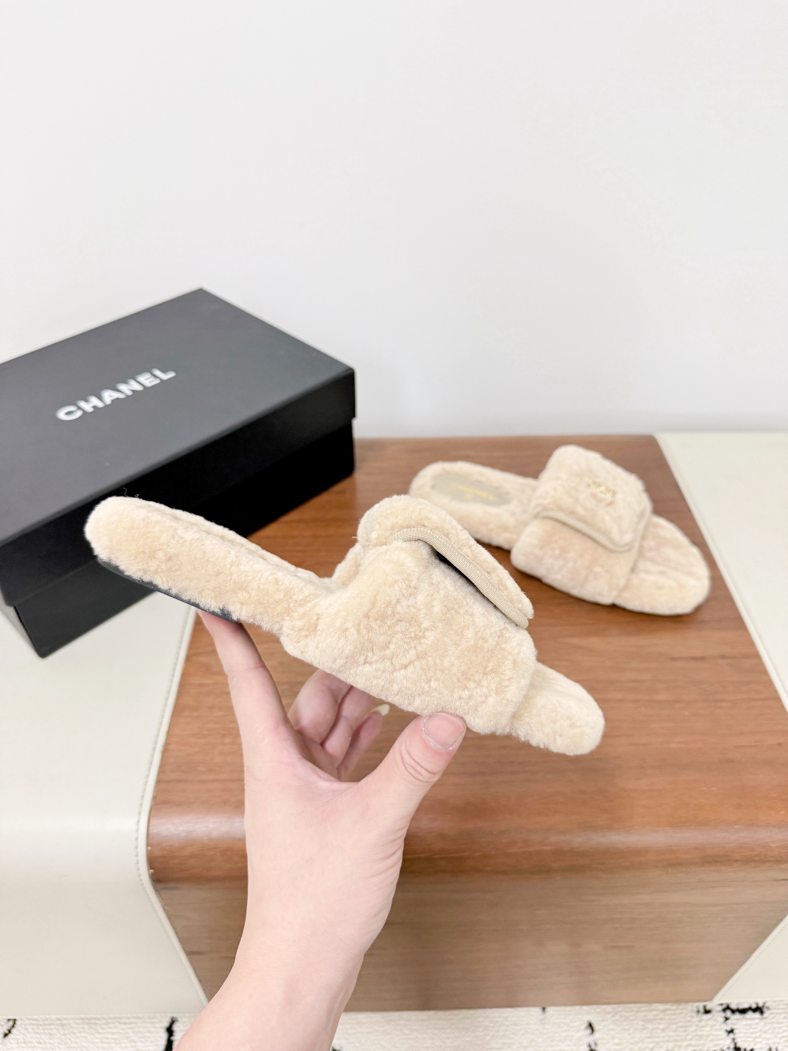 CHANE*25s小香秋冬新款锁扣毛拖一脚蹬保暖拖鞋
材质：原版进口羊毛
内里：羊毛
大底：原版鞋底

𝙎𝙞𝙯𝙚:39-40（40订制不退换）。
𝙋𝙧𝙞𝙘𝙚：200（厚底+10）
极致性价比出厂，不议价。