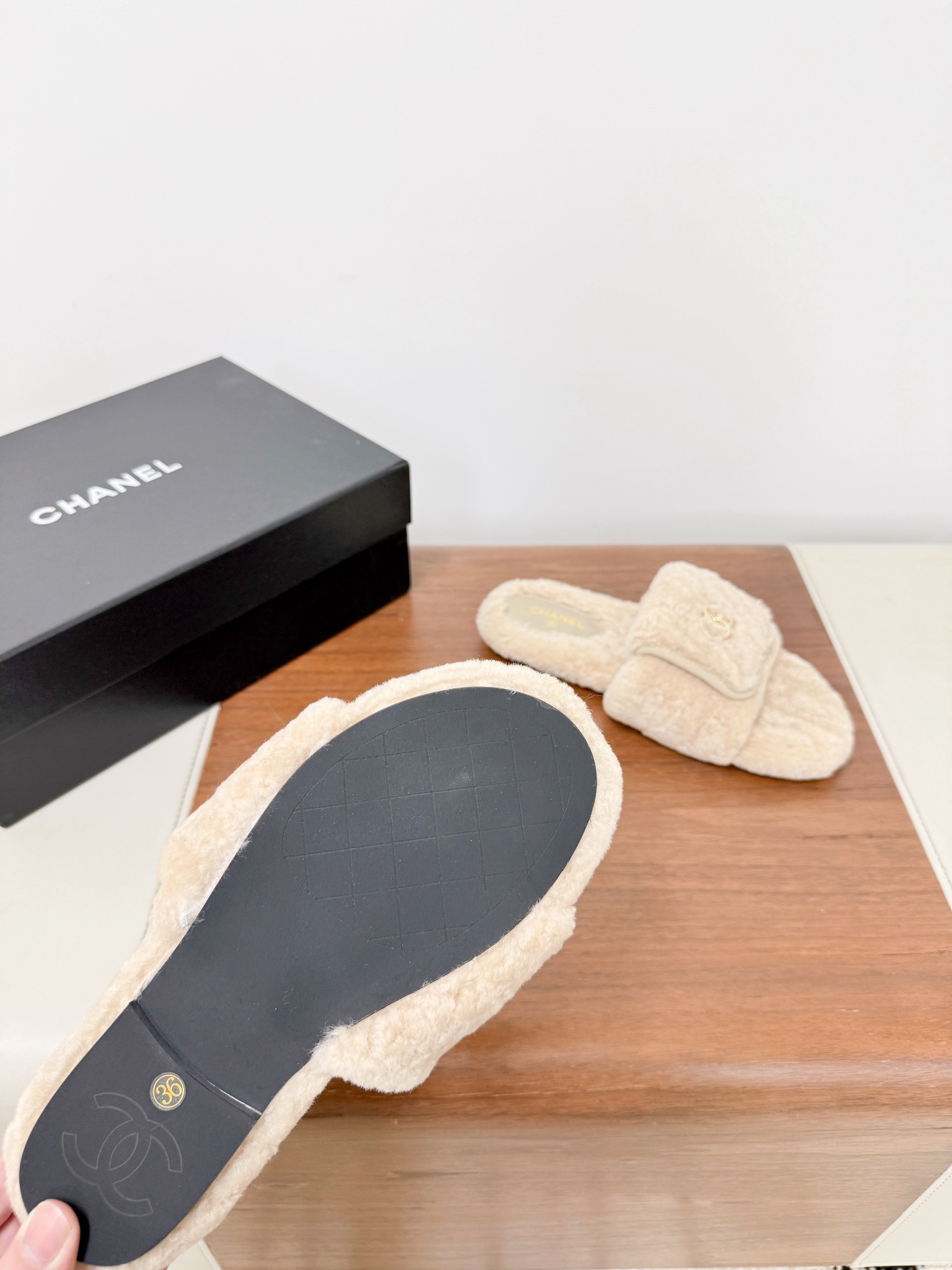 CHANE*25s小香秋冬新款锁扣毛拖一脚蹬保暖拖鞋
材质：原版进口羊毛
内里：羊毛
大底：原版鞋底

𝙎𝙞𝙯𝙚:39-40（40订制不退换）。
𝙋𝙧𝙞𝙘𝙚：200（厚底+10）
极致性价比出厂，不议价。