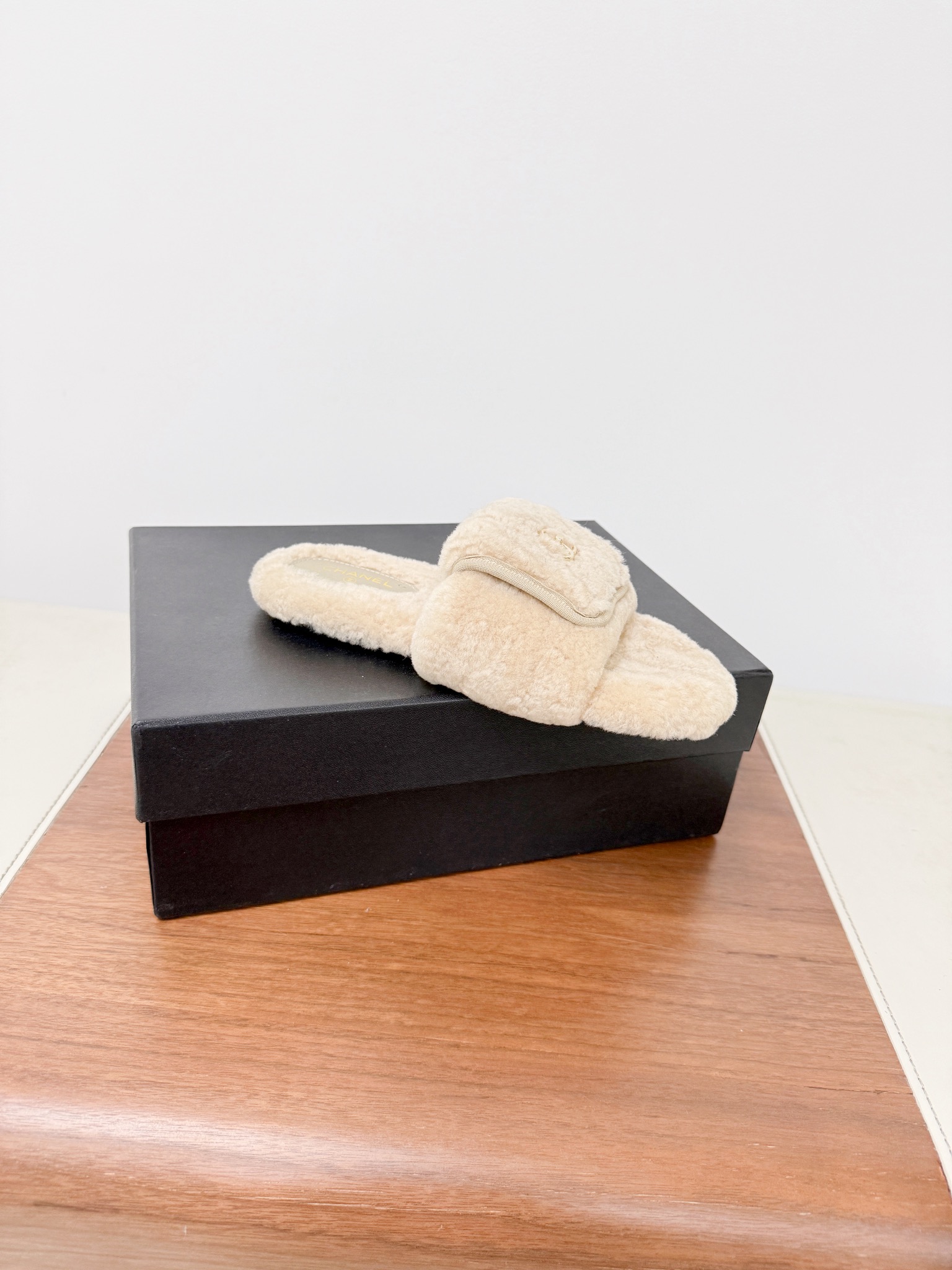 CHANE*25s小香秋冬新款锁扣毛拖一脚蹬保暖拖鞋
材质：原版进口羊毛
内里：羊毛
大底：原版鞋底

𝙎𝙞𝙯𝙚:39-40（40订制不退换）。
𝙋𝙧𝙞𝙘𝙚：200（厚底+10）
极致性价比出厂，不议价。