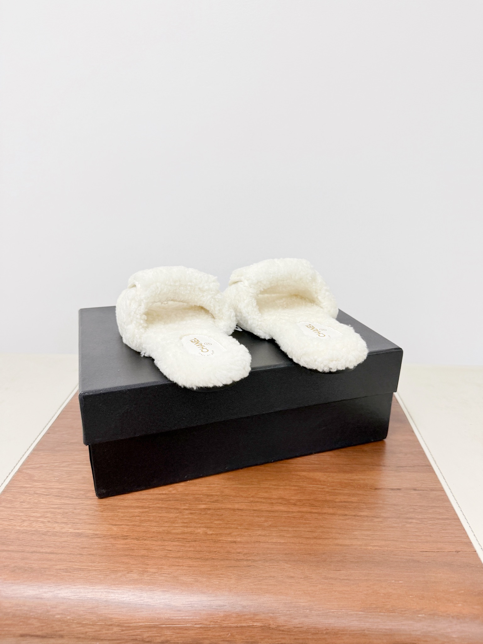 CHANE*25s小香秋冬新款锁扣毛拖一脚蹬保暖拖鞋
材质：原版进口羊毛
内里：羊毛
大底：原版鞋底

𝙎𝙞𝙯𝙚:39-40（40订制不退换）。
𝙋𝙧𝙞𝙘𝙚：200（厚底+10）
极致性价比出厂，不议价。