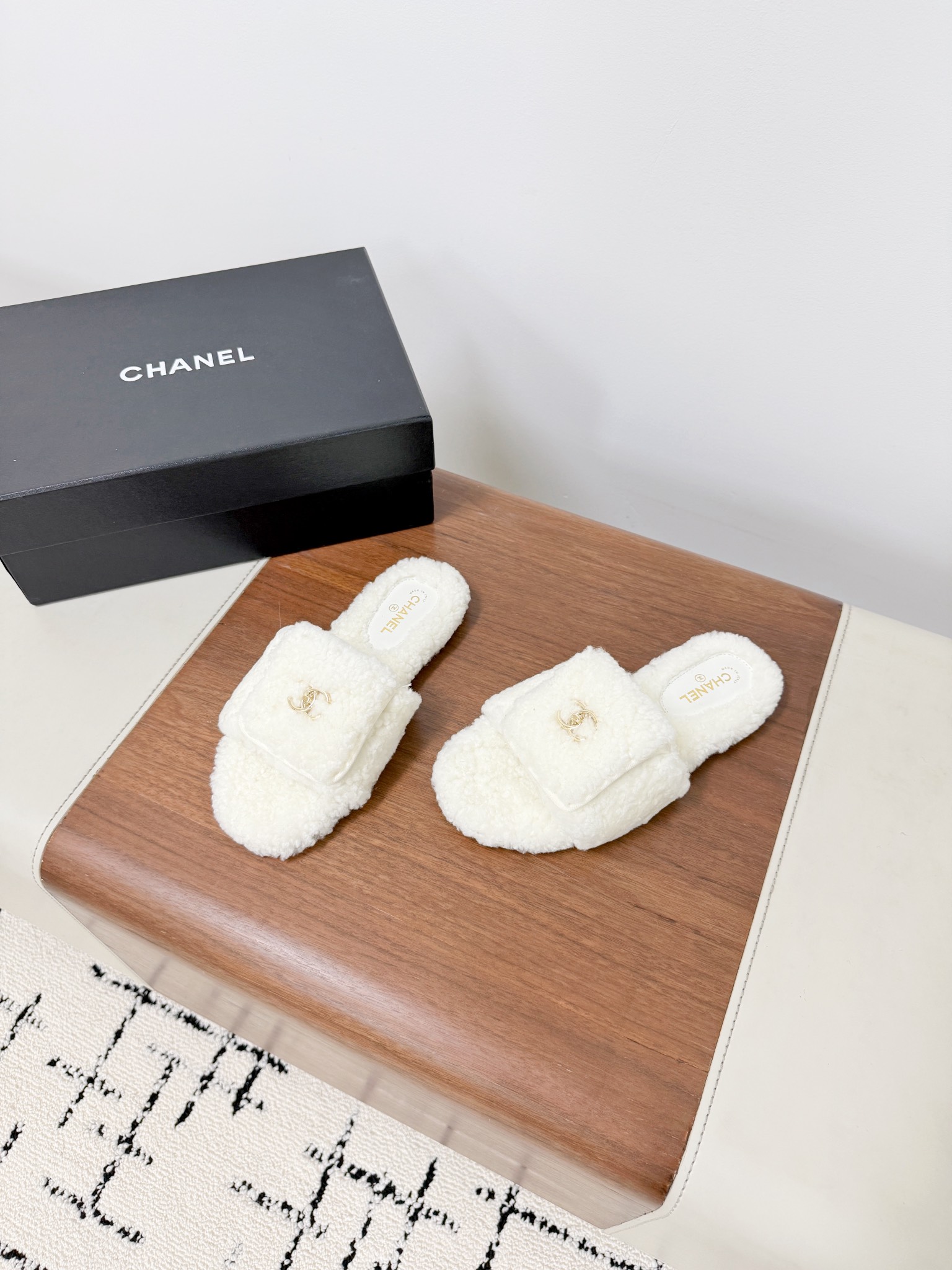 CHANE*25s小香秋冬新款锁扣毛拖一脚蹬保暖拖鞋
材质：原版进口羊毛
内里：羊毛
大底：原版鞋底

𝙎𝙞𝙯𝙚:39-40（40订制不退换）。
𝙋𝙧𝙞𝙘𝙚：200（厚底+10）
极致性价比出厂，不议价。