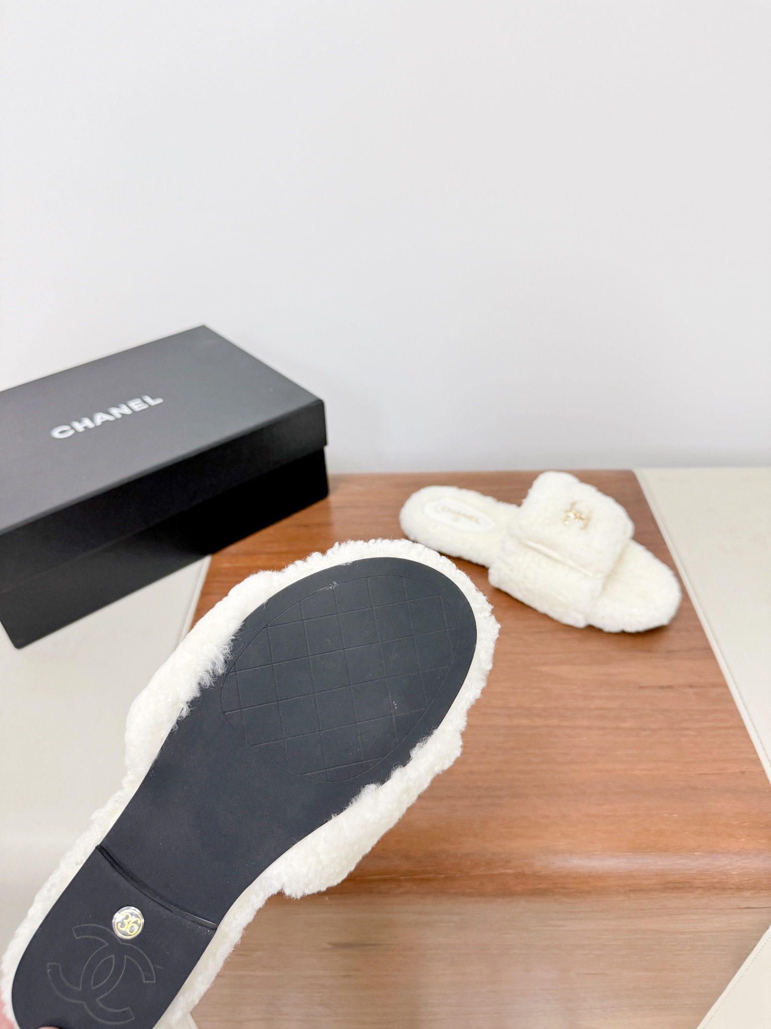 CHANE*25s小香秋冬新款锁扣毛拖一脚蹬保暖拖鞋
材质：原版进口羊毛
内里：羊毛
大底：原版鞋底

𝙎𝙞𝙯𝙚:39-40（40订制不退换）。
𝙋𝙧𝙞𝙘𝙚：200（厚底+10）
极致性价比出厂，不议价。