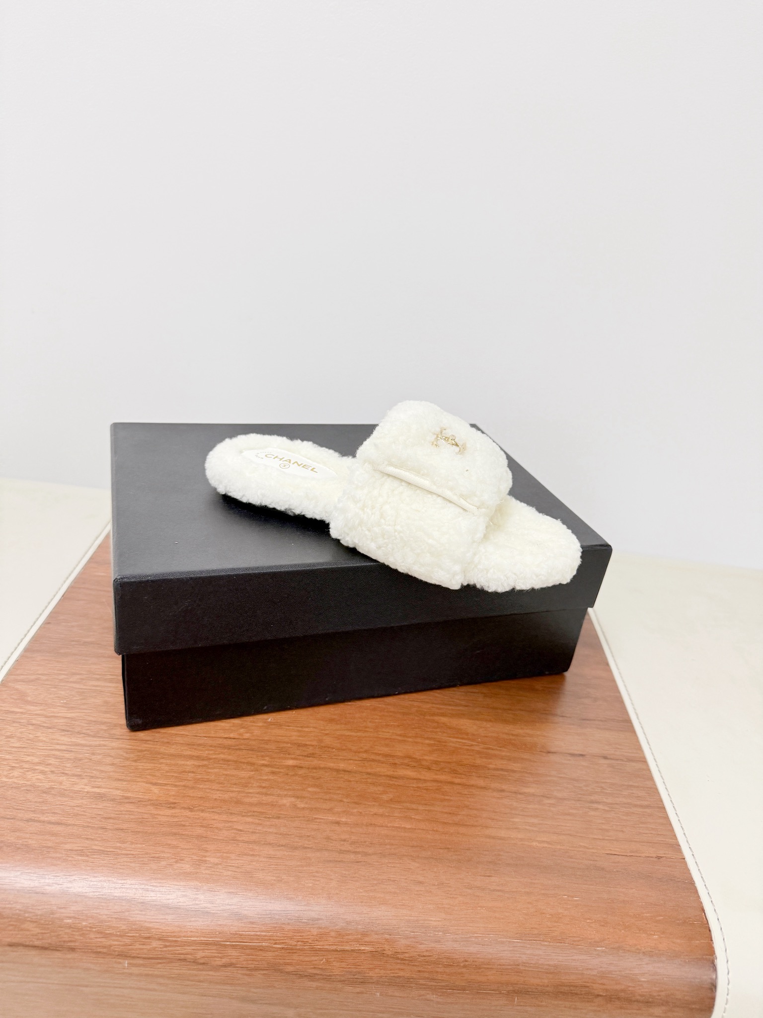 CHANE*25s小香秋冬新款锁扣毛拖一脚蹬保暖拖鞋
材质：原版进口羊毛
内里：羊毛
大底：原版鞋底

𝙎𝙞𝙯𝙚:39-40（40订制不退换）。
𝙋𝙧𝙞𝙘𝙚：200（厚底+10）
极致性价比出厂，不议价。