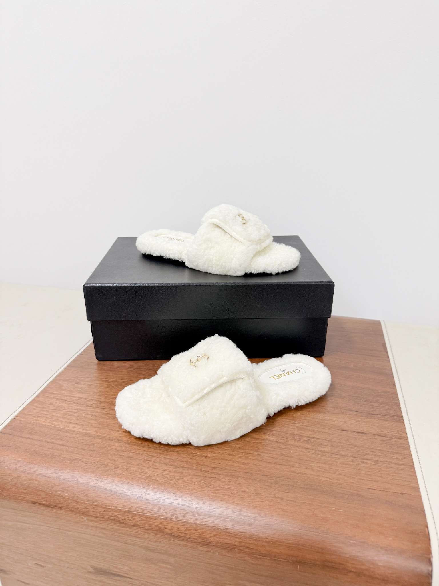 CHANE*25s小香秋冬新款锁扣毛拖一脚蹬保暖拖鞋
材质：原版进口羊毛
内里：羊毛
大底：原版鞋底

𝙎𝙞𝙯𝙚:39-40（40订制不退换）。
𝙋𝙧𝙞𝙘𝙚：200（厚底+10）
极致性价比出厂，不议价。