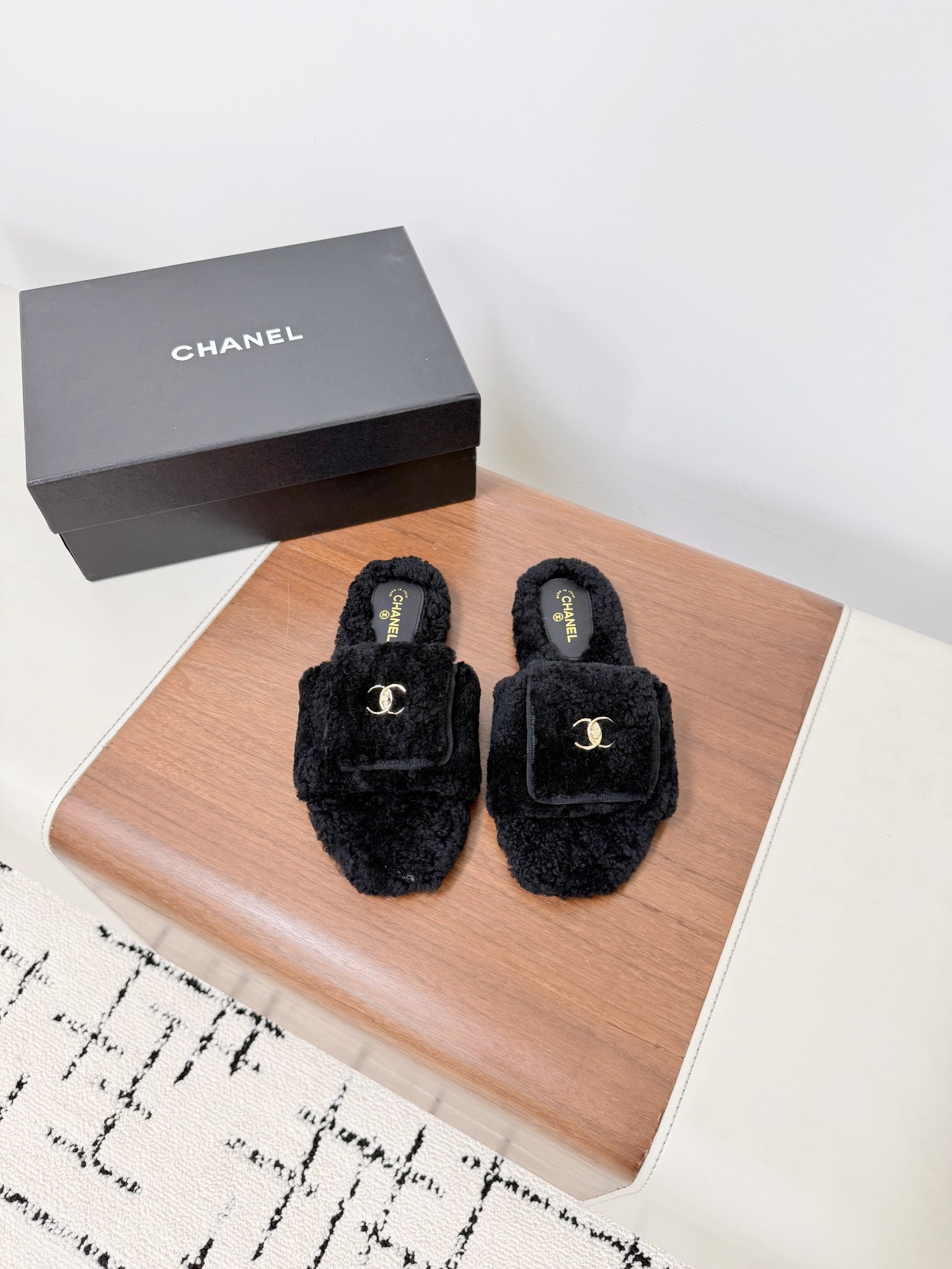 NO:647953,CHANE*25s Xiaoxiang autumn and winter new style locking fur slippers, one-leg warm slippers, material original imported wool, wool lining, outsole, original sole: 39-40 (40 customized, non-returnable). (Thick sole) Extremely cost-effective, no bargaining., fur shoes and slippers, chanel, slippers19860909CHANE*25s小香秋冬新款锁扣毛拖一脚蹬保暖拖鞋 材质原版进口羊毛 内里羊毛 大底原版鞋底 :39-40（40订制不退换）.（厚底） 极致性价比,不议价.,毛毛鞋拖鞋,chanel,slippers,Women's Shoes