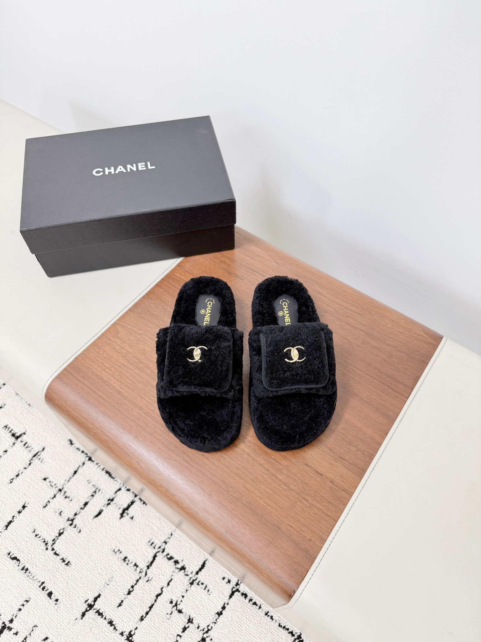 NO:647957,CHANE*25s Xiaoxiang autumn and winter new style locking fur slippers, one-leg warm slippers, material original imported wool, wool lining, outsole original sole: 39-40 (40 customized, non-refundable). Extremely cost-effective, no bargaining., fur shoes and slippers, chanel, slippers19860909CHANE*25s小香秋冬新款锁扣毛拖一脚蹬保暖拖鞋 材质原版进口羊毛 内里羊毛 大底原版鞋底 :39-40（40订制不退换）. 极致性价比,不议价.,毛毛鞋拖鞋,chanel,slippers,Women's Shoes