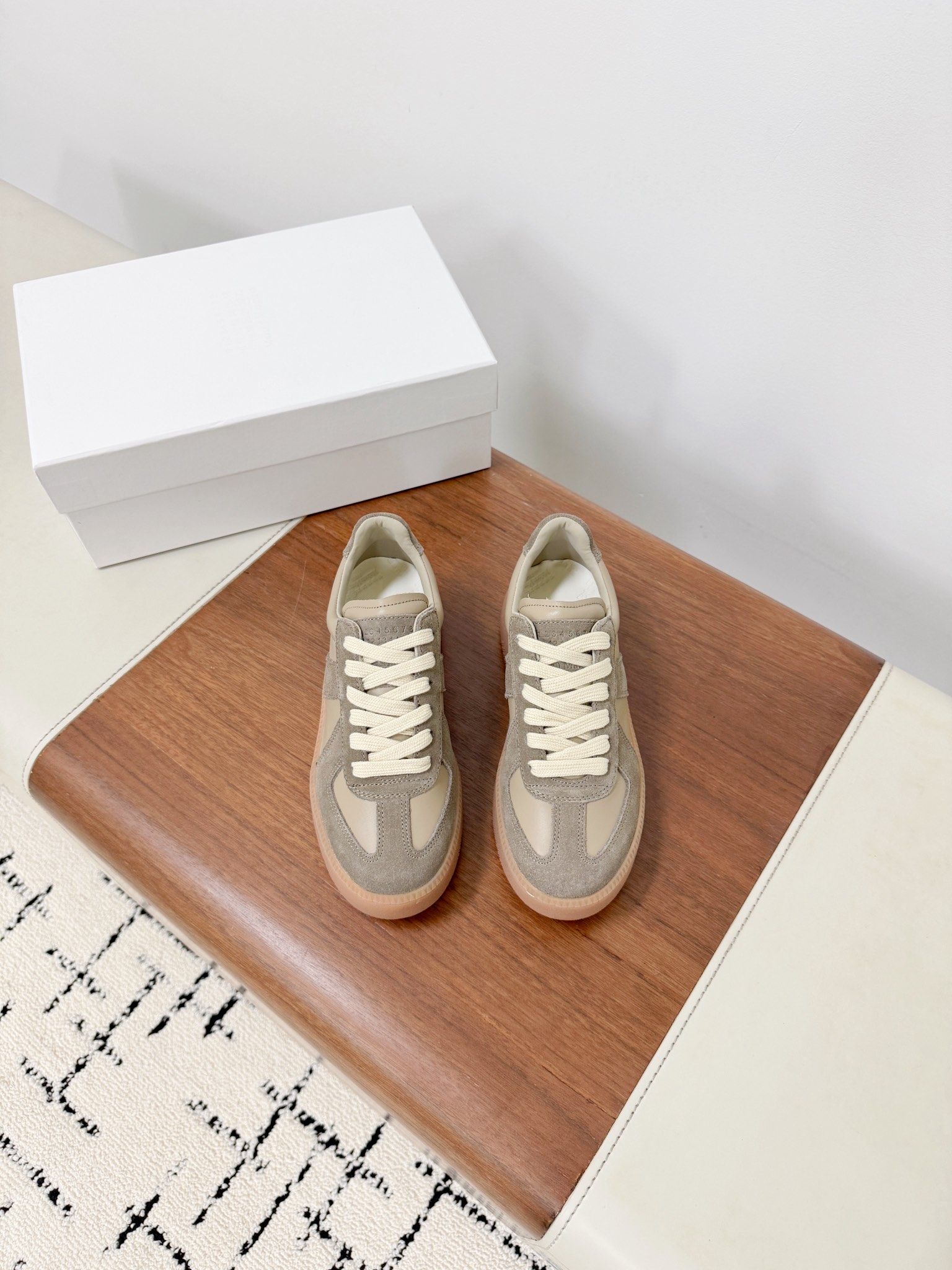 NO:705917,MAISON MARGIEL* MAGIEL training, this pair of moral training is so popular, a pair of classic white shoes that all Instagram fashion bloggers have bought. They feel comfortable and easy to match. The texture is invincible, the original 1:1, the fabric is imported cowhide, the lining is imported sheepskin, the original outsole 5.cm heel height: 35-40 (40 orders are not returnable). The ultimate cost-effectiveness, no bargaining., casual shoes/sports shoes, masion  margiela,sneakers,cowhide,sheepskin19860909MAISON MARGIEL*马吉拉德训,这双德训实在太火了 ins穿搭博主都有入的一双经典小白鞋 脚感舒适又巨好搭 质感无敌好,原版1:1, 面料进口牛皮 内里进口羊皮 大底原版大底 5.cm跟高 :35-40（40订制不退换）. 极致性价比,不议价.,休闲鞋/运动鞋,masion margiela,sneakers,cowhide,sheepskin,Women's Shoes