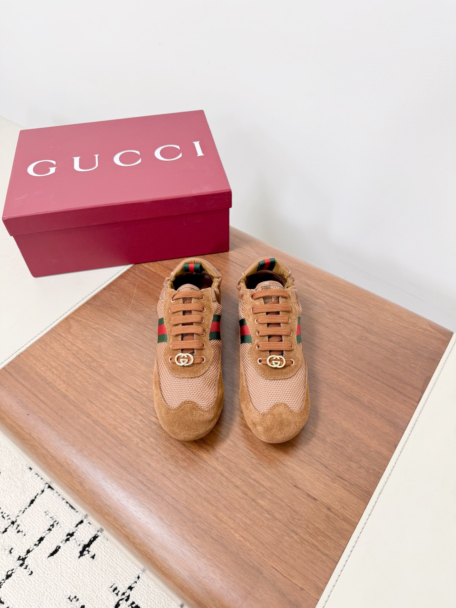 NO:592591,Gucc*|Knitted suit will provide relaxation throughout autumn and winter. The high-end gray knitted suit has its own lazy and relaxed feeling. The waist-exposed design of the short vest hides caution. The combination of loose cardigan and wide-leg pants is casual and aura.  Gucc*shift's new shoes are full of retro sports style between the feet; then put on the milky white quilted Double G chain bag, the soft texture and the collision of the metal chain, making the whole look a perfect balance between casual and sophisticated, showing the relaxation of the slow pace of life in daily outings or light socializing: 35 to 40 The ultimate cost-effectiveness, no bargaining. Casual shoes/sports shoes, gucci, sneakers19860909Gucc*|针织套装将松弛贯穿整个秋冬高级灰针织套装自带慵懒松弛感,短款背心露腰设计暗藏小心机,宽松开衫与阔腿裤的组合随性又显气场搭配 Gucc*shift新款鞋履,脚踩间尽是复古运动风；再挎上奶白色绗缝双G链条包,柔和质感与金属链的碰撞,让整套造型在休闲与精致间完美平衡,日常出街或轻社交都尽显生活慢节奏的松弛感 : 35一40 极致性价比,不议价.,休闲鞋/运动鞋,gucci,sneakers,Women's Shoes