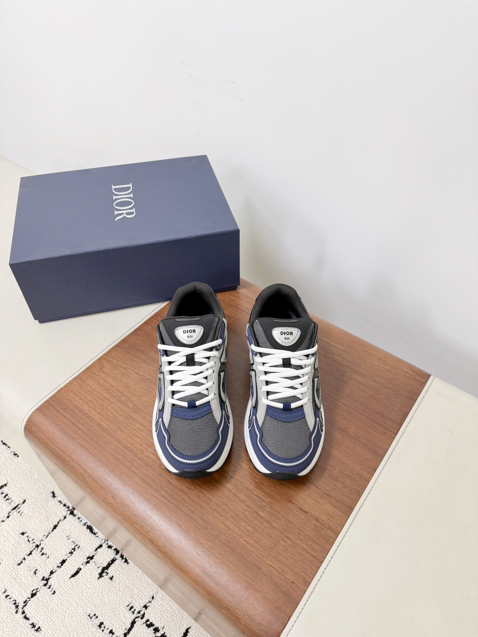 NO:592587,D*OR 25ss spring and summer B30 Countdown low-top sneakers original purchase purchasing agent level  Xiaodi ~ B30 series, men's sports shoes, continue the simple and neat classic design, with both retro and avant-garde style, releasing a free and uninhibited leisurely pace. The overall simple but not simple shape design is highly recognizable, from material selection to workmanship.  Exquisite, it can be said that every detail is perfect, simple and low-key casual sports shoes. The rubber non-slip outsole keeps your feet stable. Simple daily matching, trendy street dressing or dating, it can be easily matched with various styles, it is simply great.  Materials and craftsmanship Original cow leather/mesh fabric/technical fabric technology/cowhide lining Reflective CD30 logo on the back and sides D*or B30 logo on the tongue Light textured effect rubber outsole: 39-46 Ultimate value for money, no negotiation.,casual shoes/sports shoes,sneakers,cowhide19860909D*OR 25ss 春夏B30 Countdown低帮运动鞋 原版购入代购级别 小迪～B30系列,男款运动鞋,延续简约利落的经典设计,兼具复古感和前卫格调,步履间释放自由且不羁的悠然自得.整体简约而不简单的造型设计,辨识度高,不管是从选材到做工的精致,可谓是每一个细节都堪称完美,简单又低调的休闲运动鞋.橡胶防滑大底,让你上脚稳稳的.简约的日常搭配,街头的潮流装扮或者是约会,多种风格都可以轻松匹配,简直太棒了. 材料与工艺 原版牛皮革/网眼织物/科技面料 科技／牛皮里料 后侧和侧面饰以反光CD30 标志 鞋舌饰以 D*or B30 标志 轻盈纹理效果橡胶外底 : 39-46 极致性价比,不议价.,休闲鞋/运动鞋,sneakers,cowhide,Women's Shoes